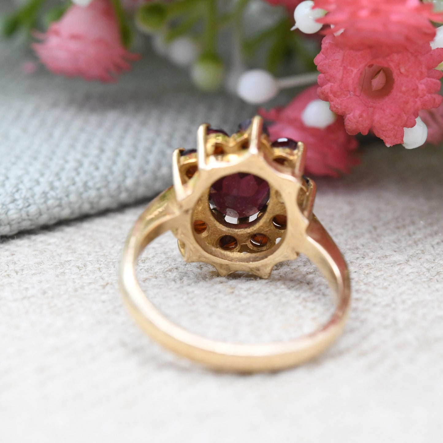 Vintage 9ct Gold Garnet Flower Ring 1972 - Chunky Solid Gold | Mid-Century Gemstone Cocktail Jewellery | UK Size - M 1/2 | US Size - 6 1/2