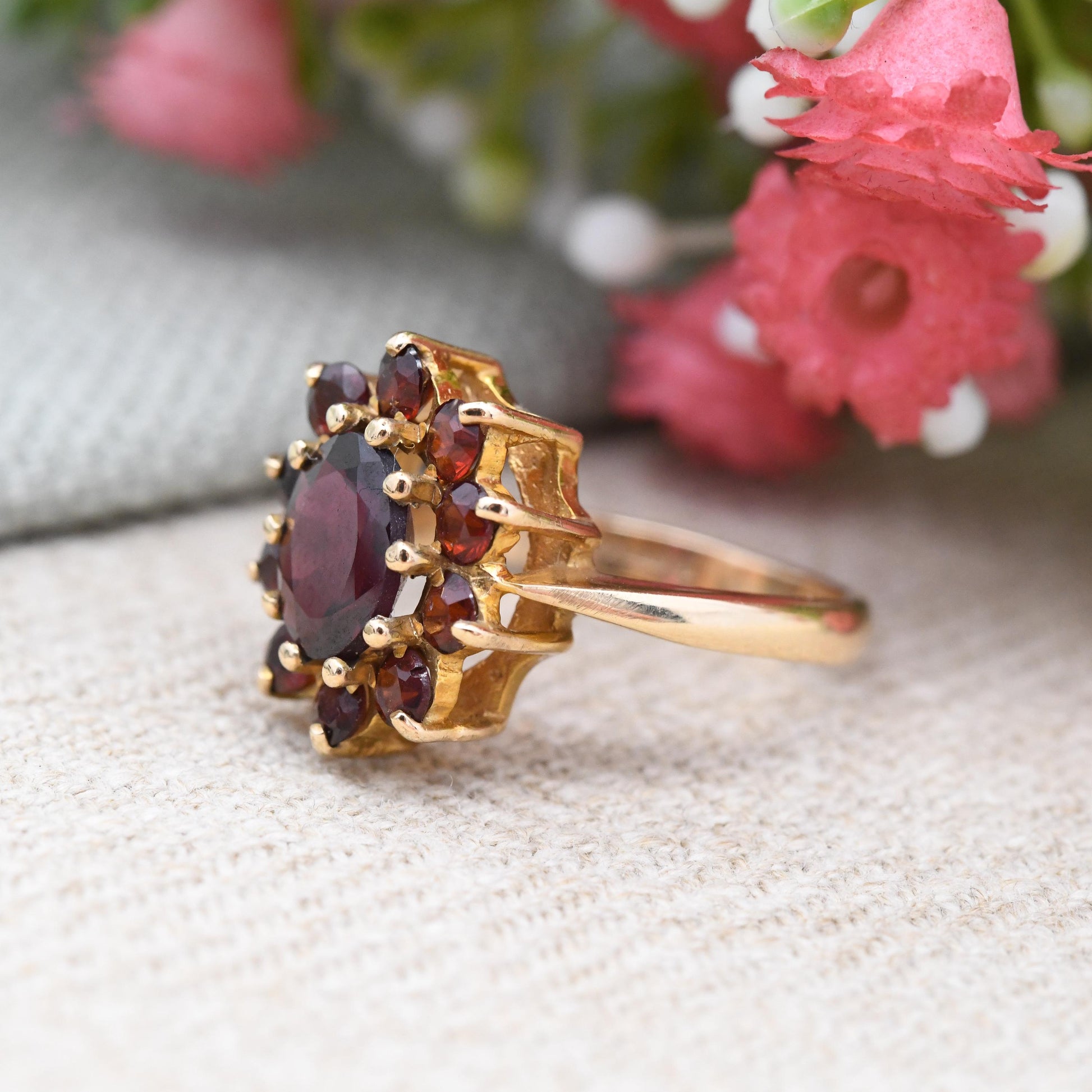 Vintage 9ct Gold Garnet Flower Ring 1972 - Chunky Solid Gold | Mid-Century Gemstone Cocktail Jewellery | UK Size - M 1/2 | US Size - 6 1/2