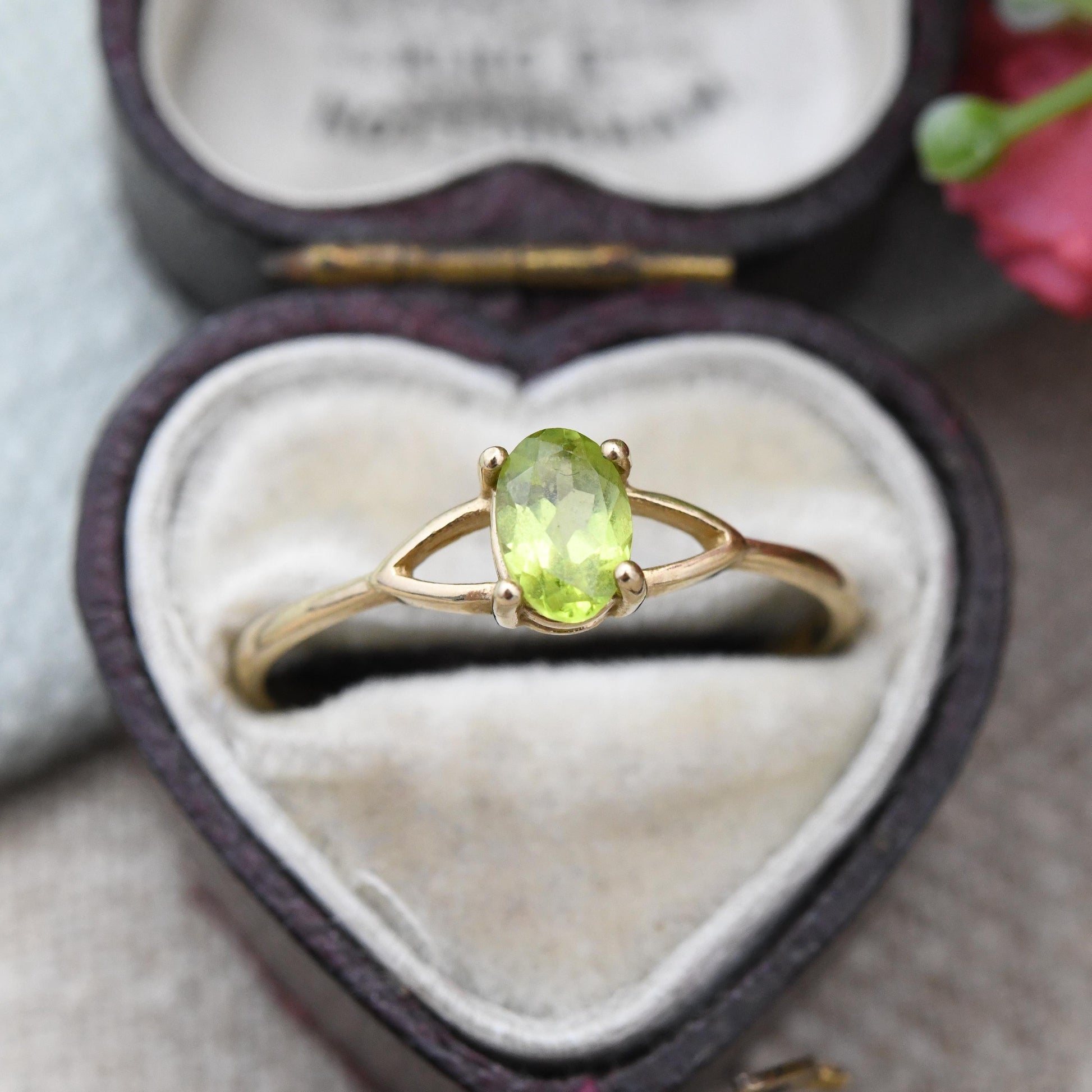 Vintage 9ct Gold Peridot Ring - Light Green Oval Stone Solitaire | Pretty Delicate Minimalist Ring | UK Size - P | US Size - 7 3/4