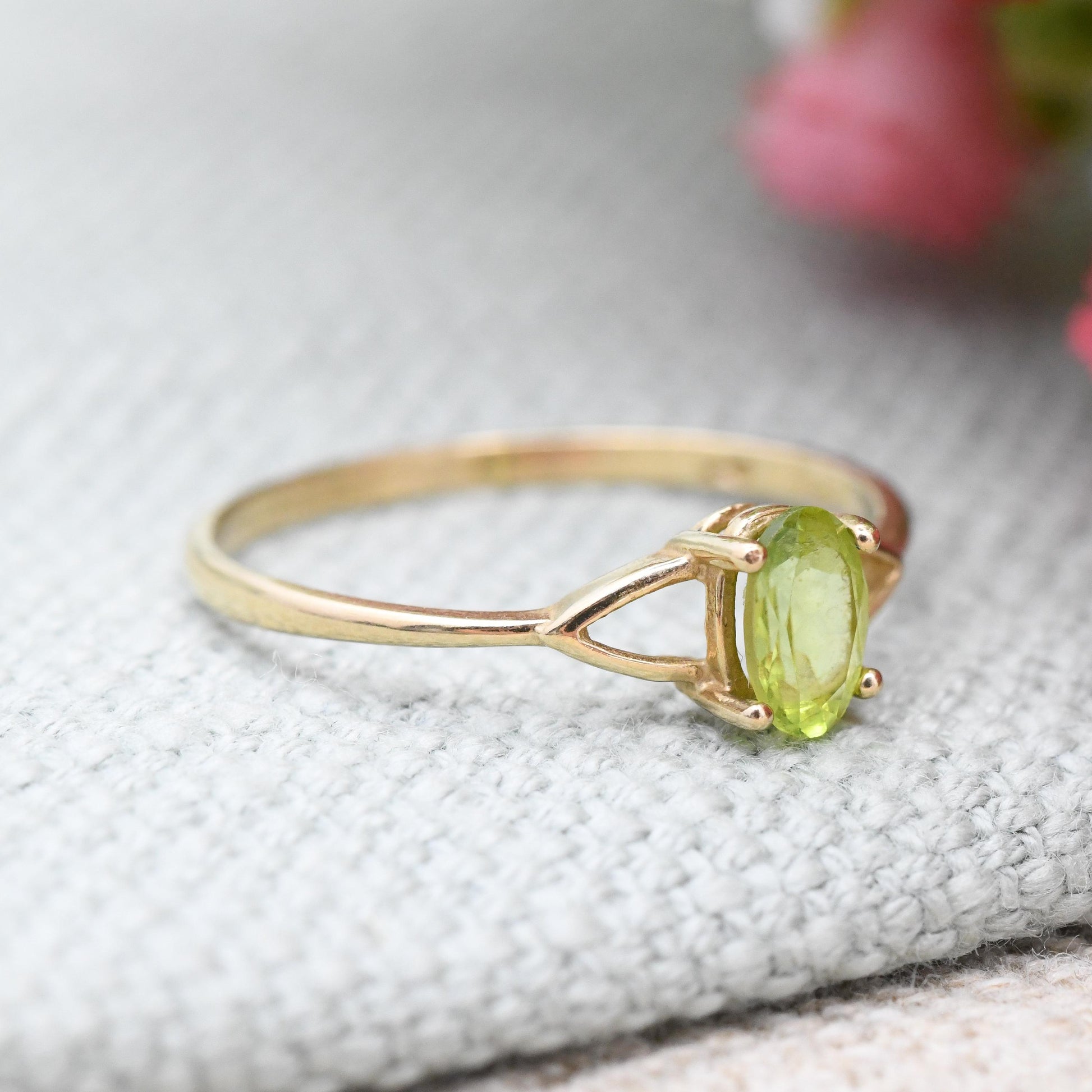 Vintage 9ct Gold Peridot Ring - Light Green Oval Stone Solitaire | Pretty Delicate Minimalist Ring | UK Size - P | US Size - 7 3/4