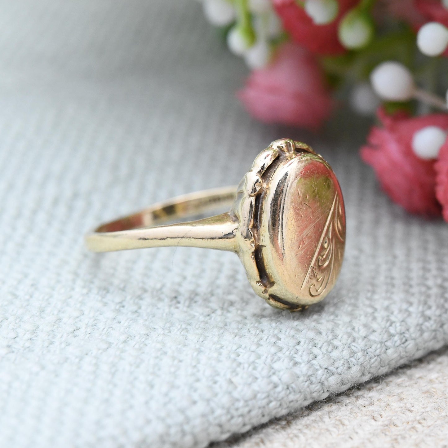 Vintage 9ct Gold Signet Ring 1975 Oval Locket Shape - Solid Gold Ring Jewellery Gift for Her | UK Size - N 1/2 | US Size - 7