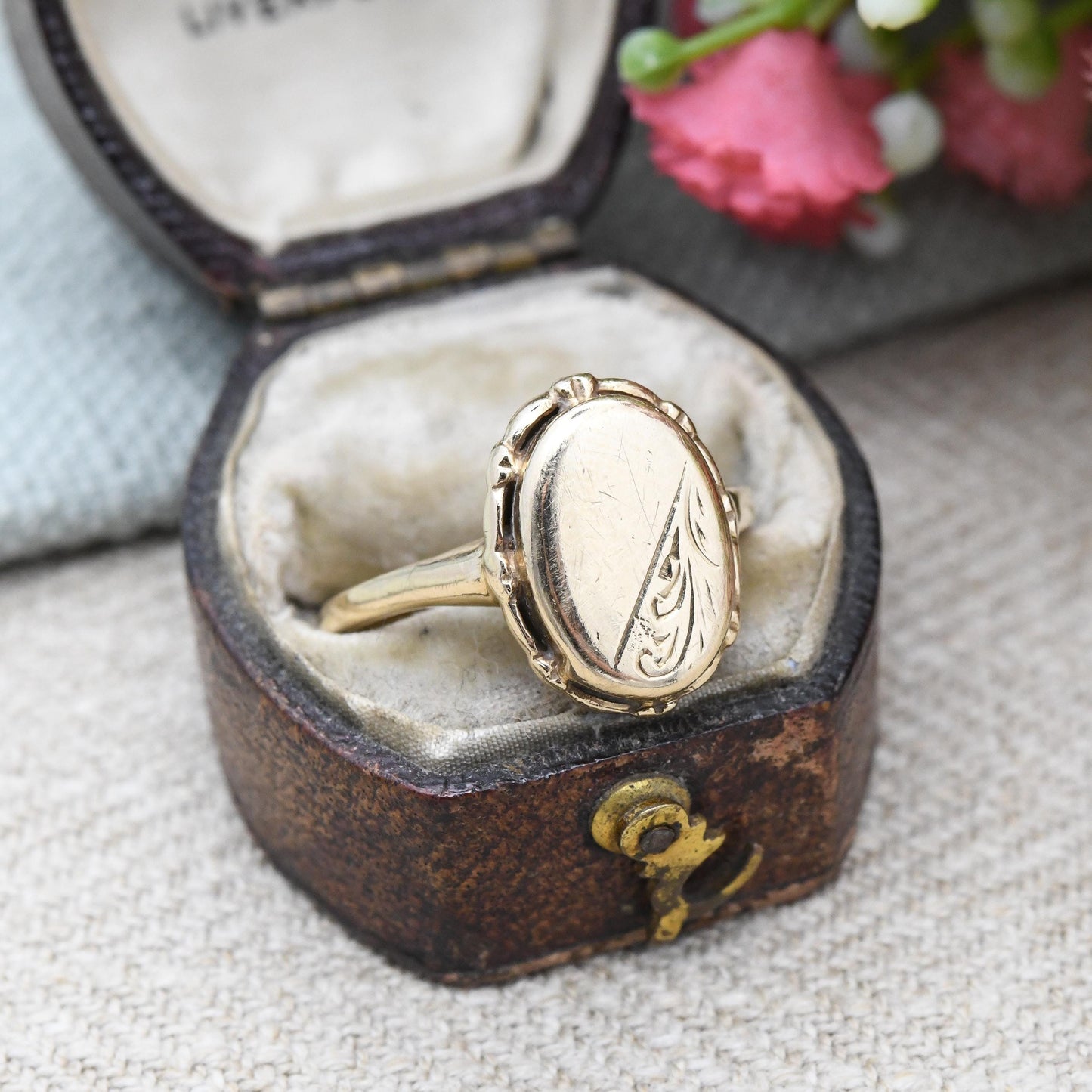 Vintage 9ct Gold Signet Ring 1975 Oval Locket Shape - Solid Gold Ring Jewellery Gift for Her | UK Size - N 1/2 | US Size - 7