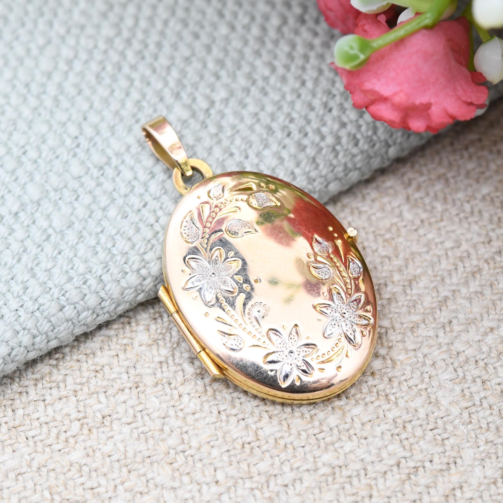 Vintage 9ct Gold Locket Pendant 1988 White Gold Flower Pattern - Sentimental Gift for Her | Cute Photo Locket Necklace