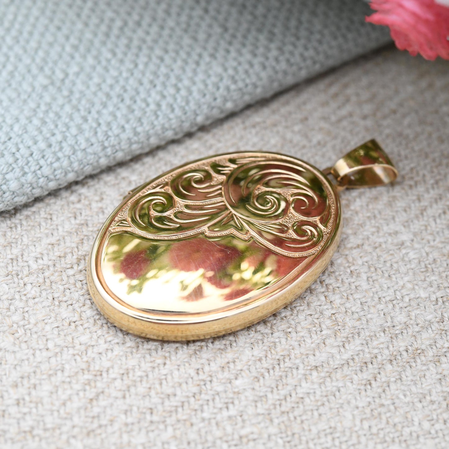 Vintage 9ct Gold Locket Pendant with Scrolling Feather Leaf Design - Large Locket Necklace | Sentimental Gift for Her