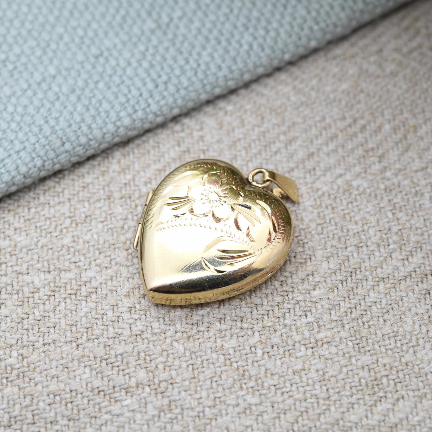 Vintage 9ct Gold Heart Locket Pendant with Engraved Flower Design 1979 - Love Heart Locket Charm Pendant | Jewellery Gift for Her