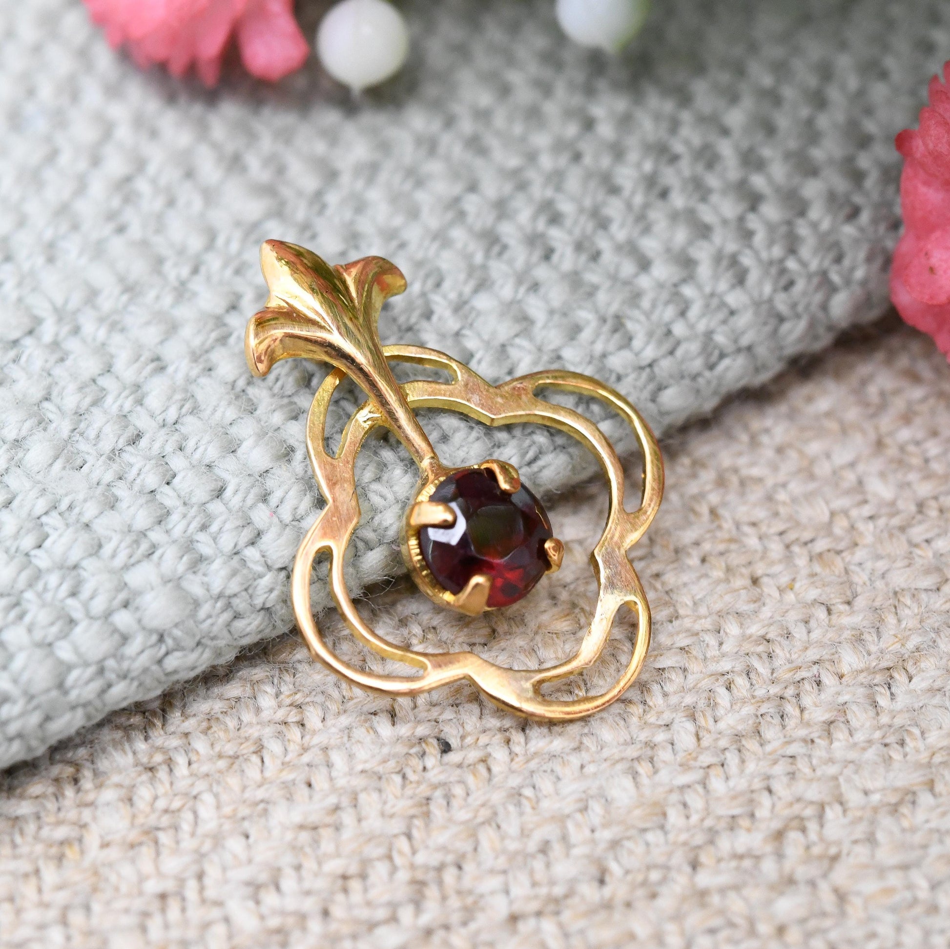 Vintage 9ct Gold Garnet Flower Pendant 1975 - Miniature Quatrefoil Solitaire Charm with Red Stone | Fleur De Lis Bale