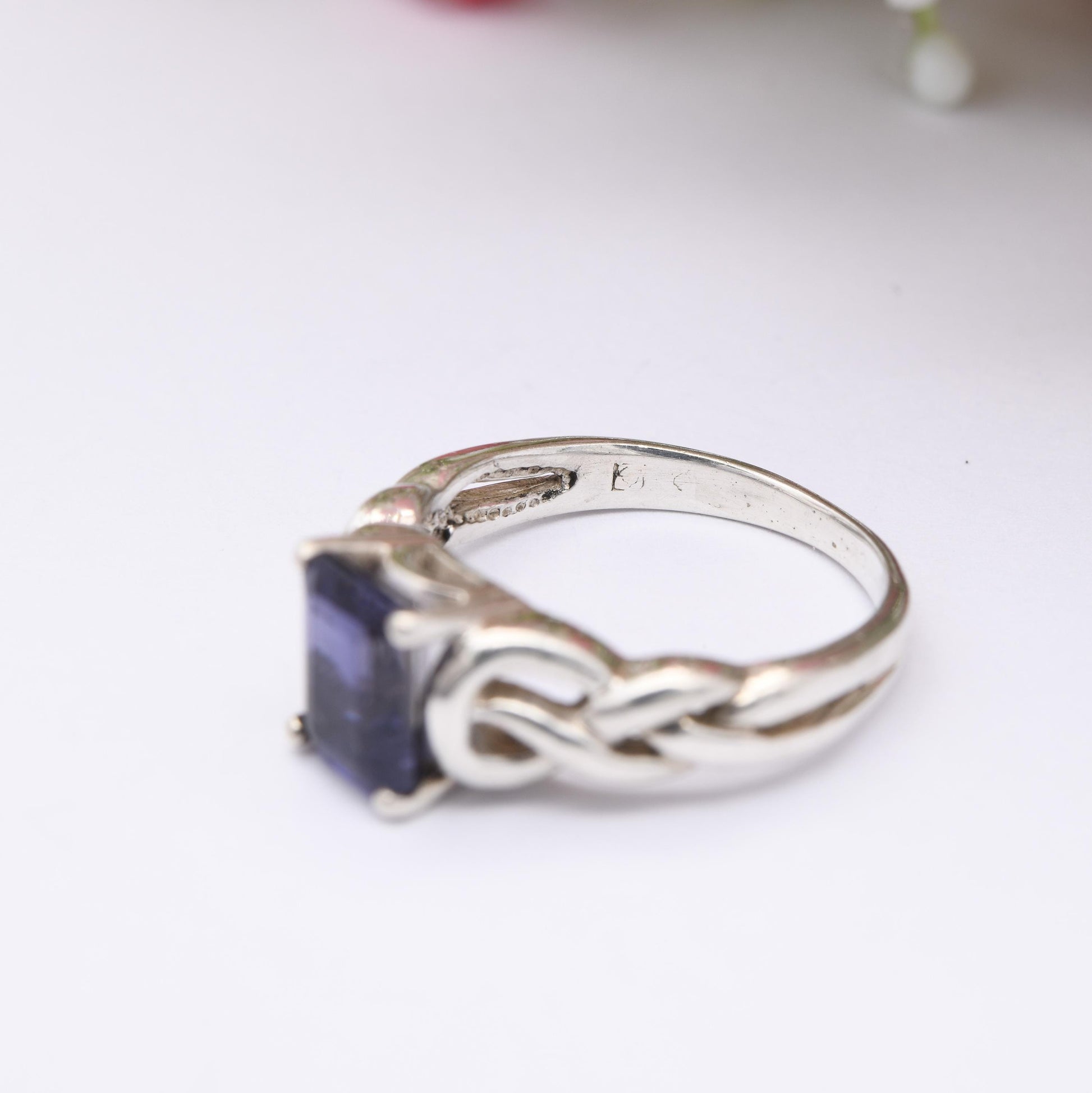 Vintage Sterling Silver Iolite Solitaire Ring with Celtic Knot Twist Shoulders - Deep Purple Gemstone | UK Size - L 1/2 | US Size - 6