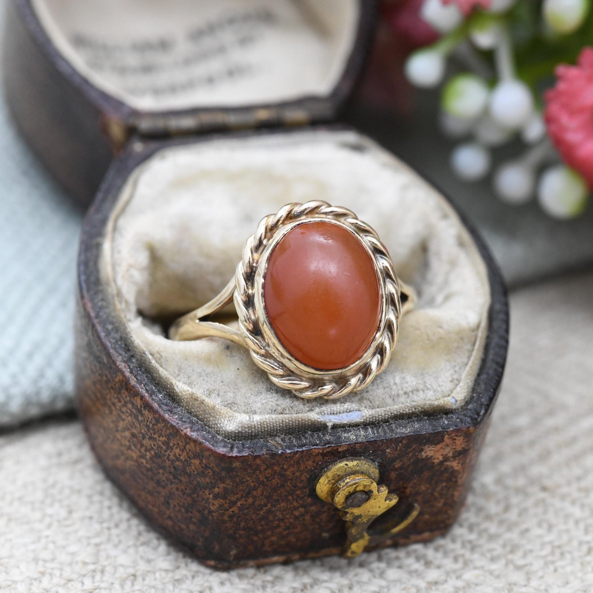 Vintage 9ct Gold Cabochon Carnelian Ring - Rope Twist Mid-Century Gemstone Jewellery Large Red Orange Stone | UK Size - L | US Size - 5 3/4