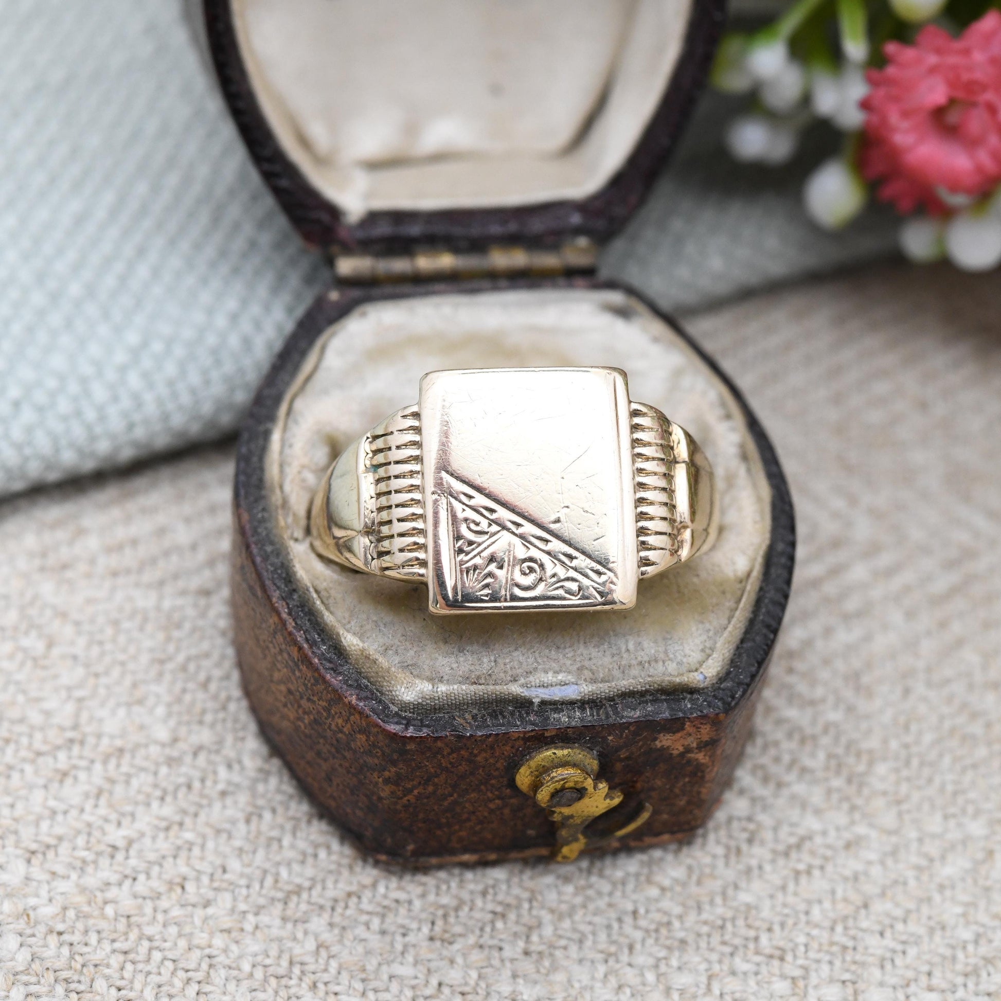 Vintage 9ct Gold Signet Ring 1958 W H Tandy & Sons - Chester Hallmarks | Solid Gold Ring | Gift for Him | UK Size - S 1/2 | US Size - 9 1/4