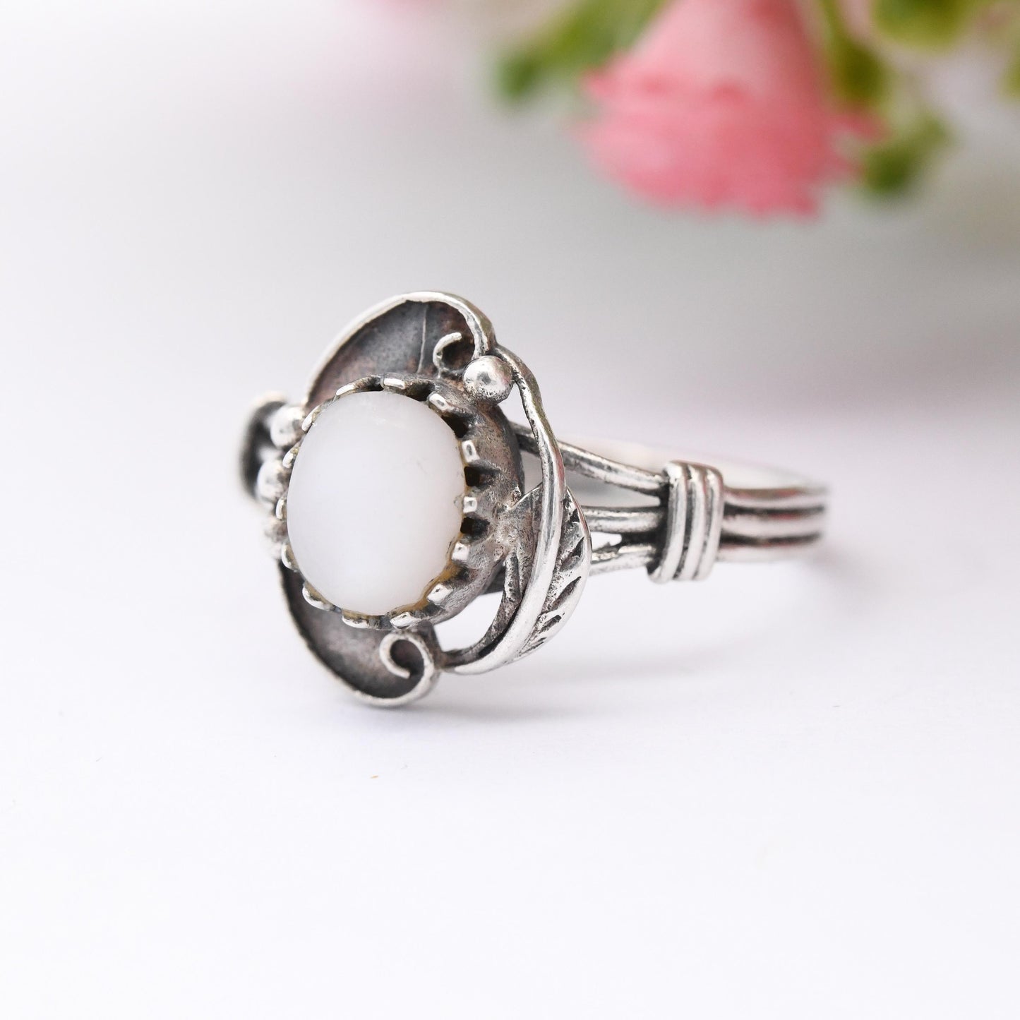 Vintage Sterling Silver Mother of Pearl Ring with Feather Setting - Pretty Southwestern Style | UK Size - L 1/2 | US Size - 6