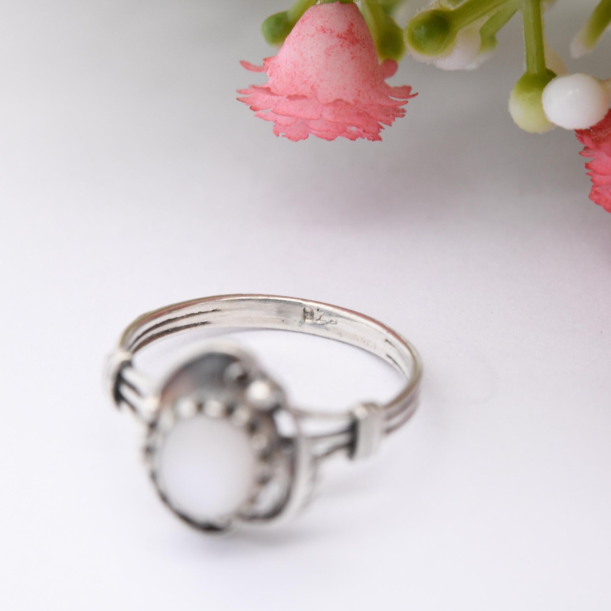 Vintage Sterling Silver Mother of Pearl Ring with Feather Setting - Pretty Southwestern Style | UK Size - L 1/2 | US Size - 6