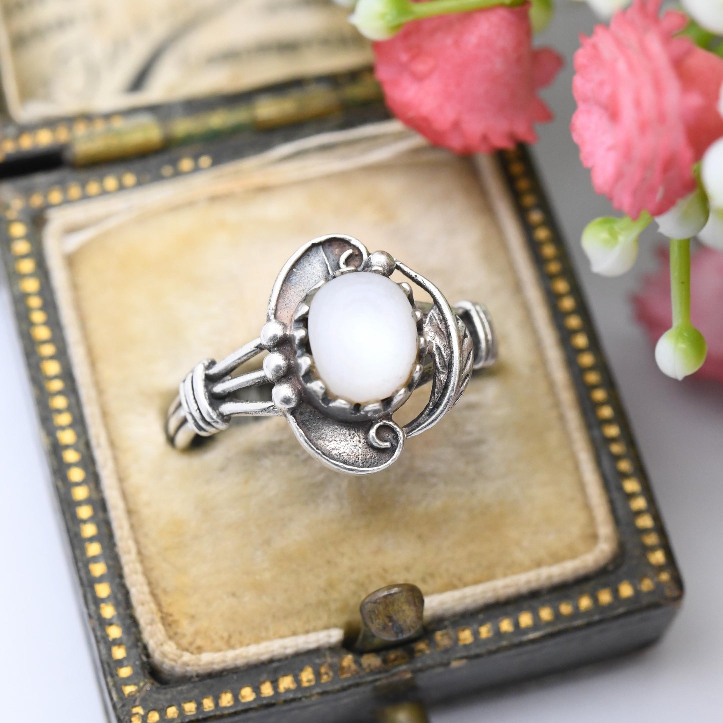 Vintage Sterling Silver Mother of Pearl Ring with Feather Setting - Pretty Southwestern Style | UK Size - L 1/2 | US Size - 6