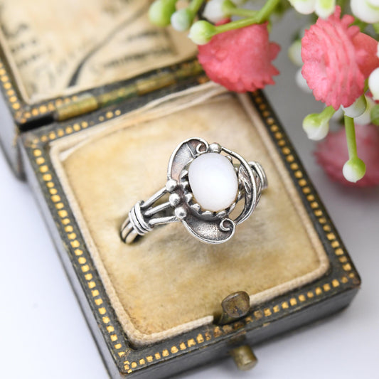 Vintage Sterling Silver Mother of Pearl Ring with Feather Setting - Pretty Southwestern Style | UK Size - L 1/2 | US Size - 6