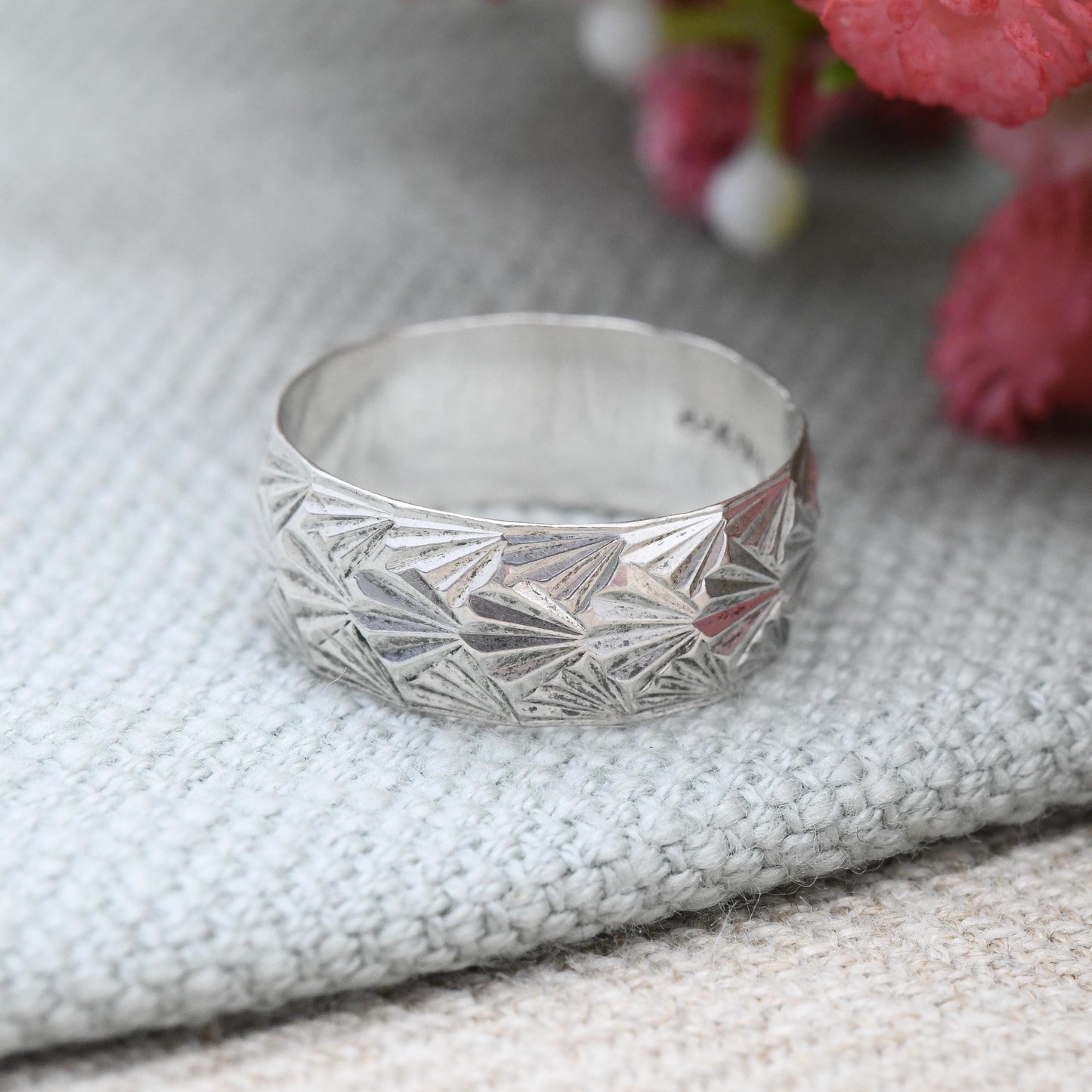 Vintage Sterling Silver Textured Band Ring with Art Deco Fan Design - Unisex Textured Silver | UK Size - M | US Size - 6 1/4