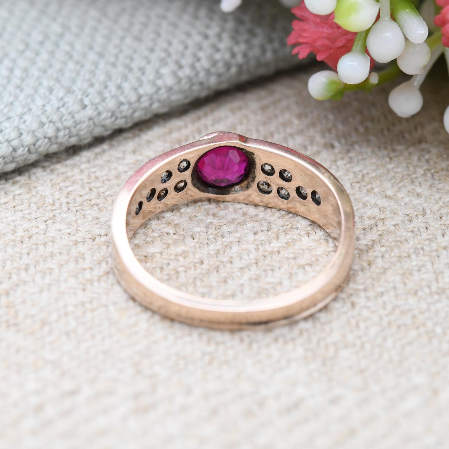 Vintage 9ct Gold Ruby Ring with Clear Side Stones 1999 - Y2K Statement Gold Faceted Solitaire Ring Rose Gold | UK Size - N | US Size - 6 1/2