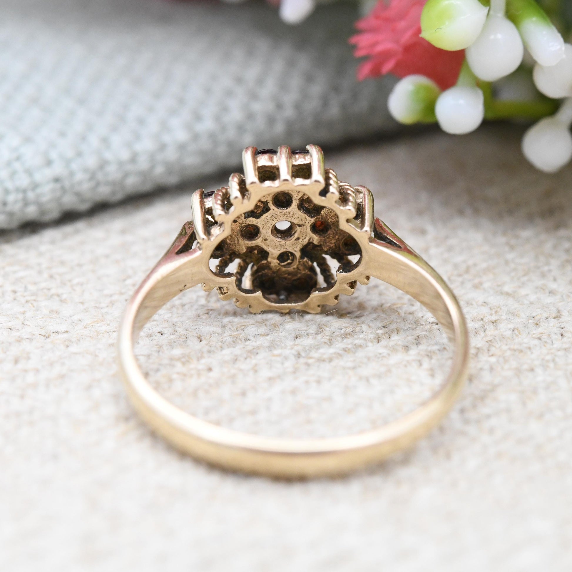 Vintage 9ct Gold Garnet Flower Ring 1994 with Rope Twist Design - Mid-Century Style January Birthstone Gift | UK Size - L 1/2 | US Size - 6