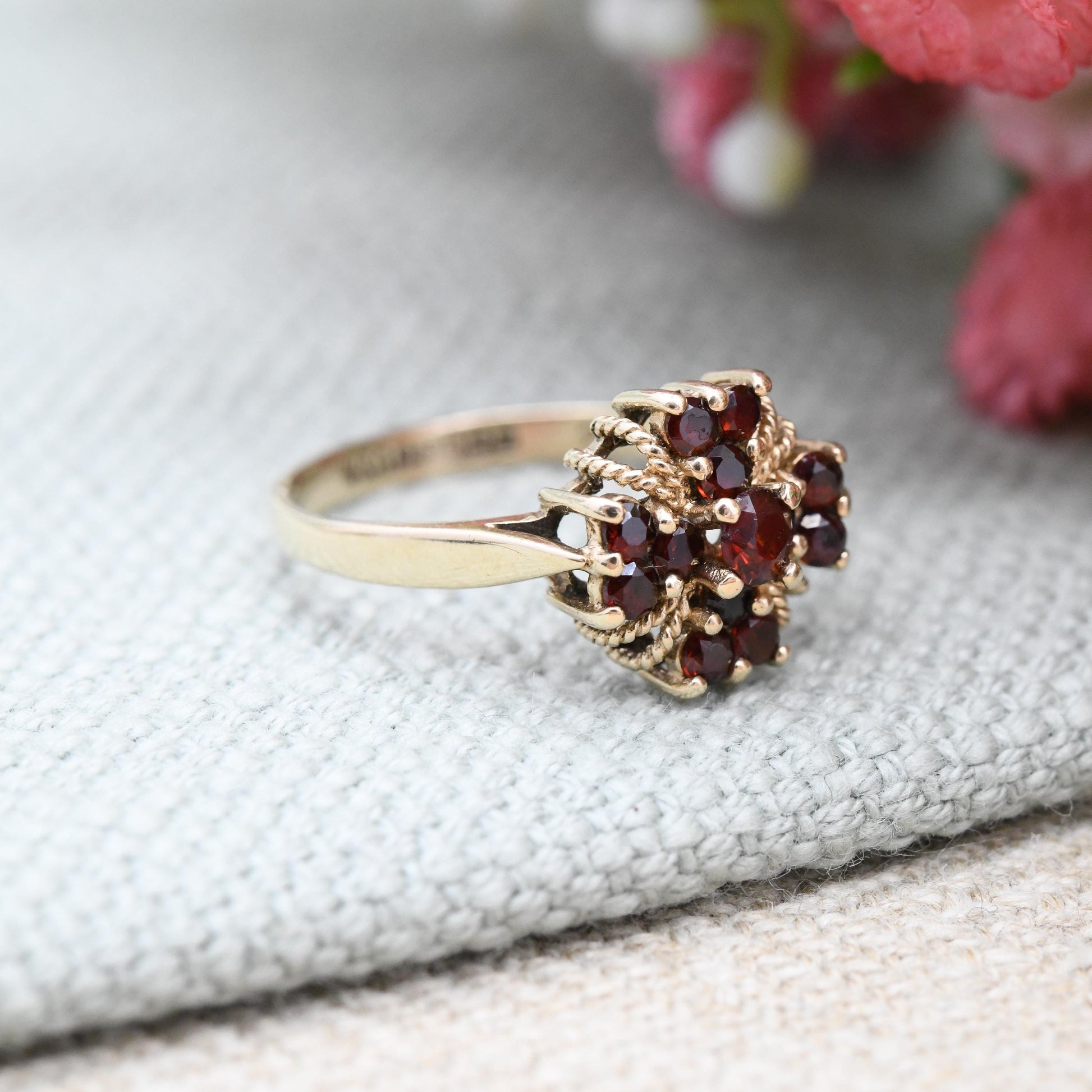 Vintage 9ct Gold Garnet Flower Ring 1994 with Rope Twist Design - Mid-Century Style January Birthstone Gift | UK Size - L 1/2 | US Size - 6