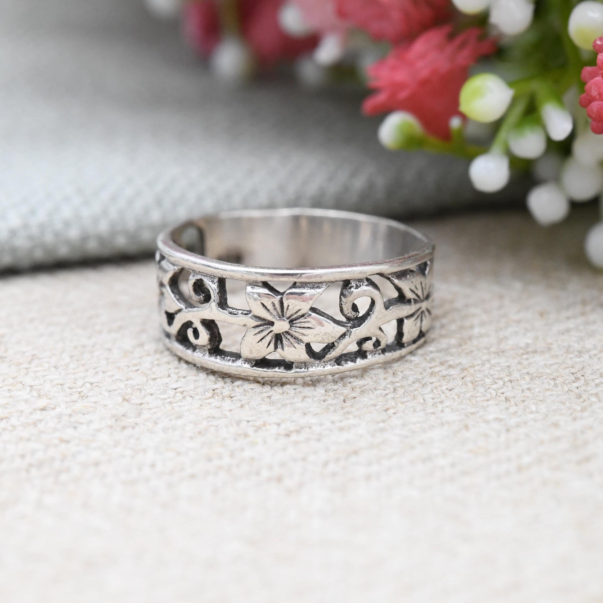 Sterling Silver Openwork Scrolling Flower Band Ring - Pretty Floral Silver Jewellery Gift for Her | UK Size - O 1/2 | US Size - 7 1/2