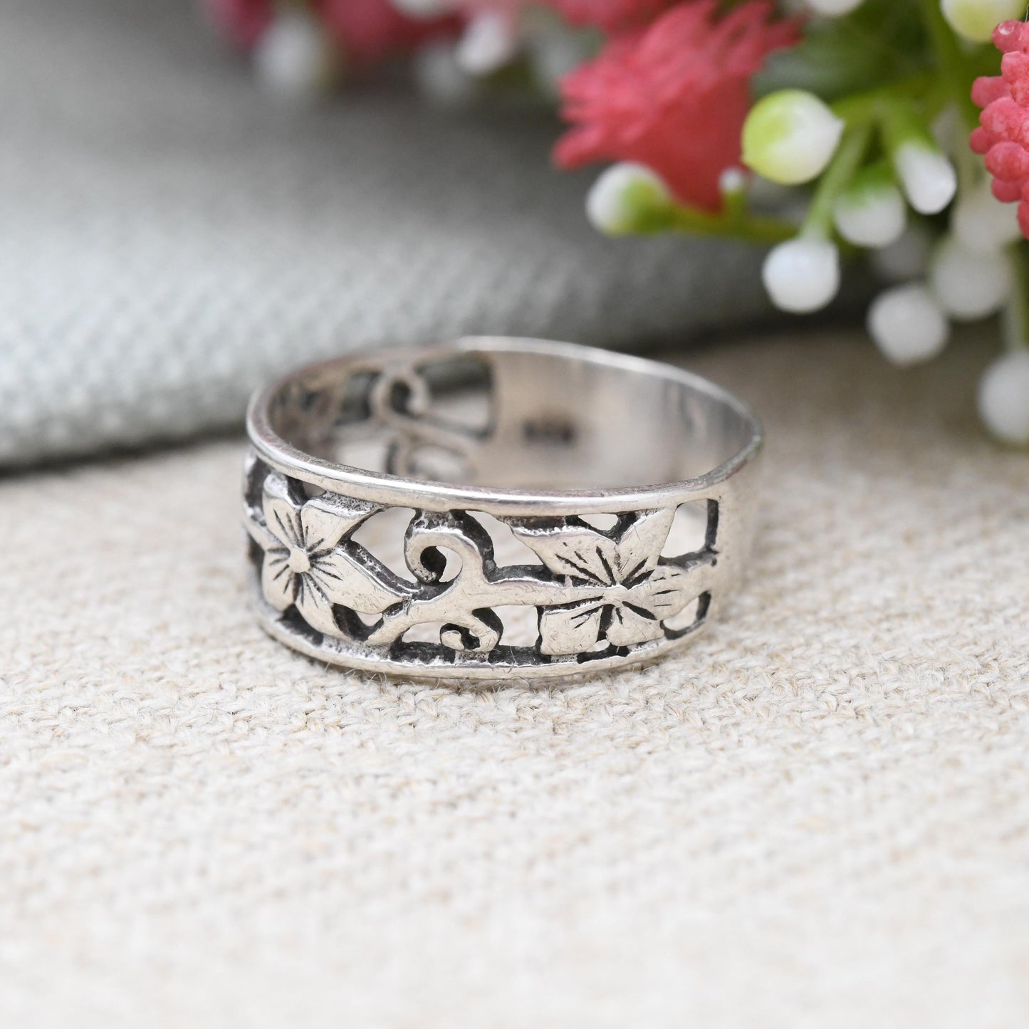 Sterling Silver Openwork Scrolling Flower Band Ring - Pretty Floral Silver Jewellery Gift for Her | UK Size - O 1/2 | US Size - 7 1/2