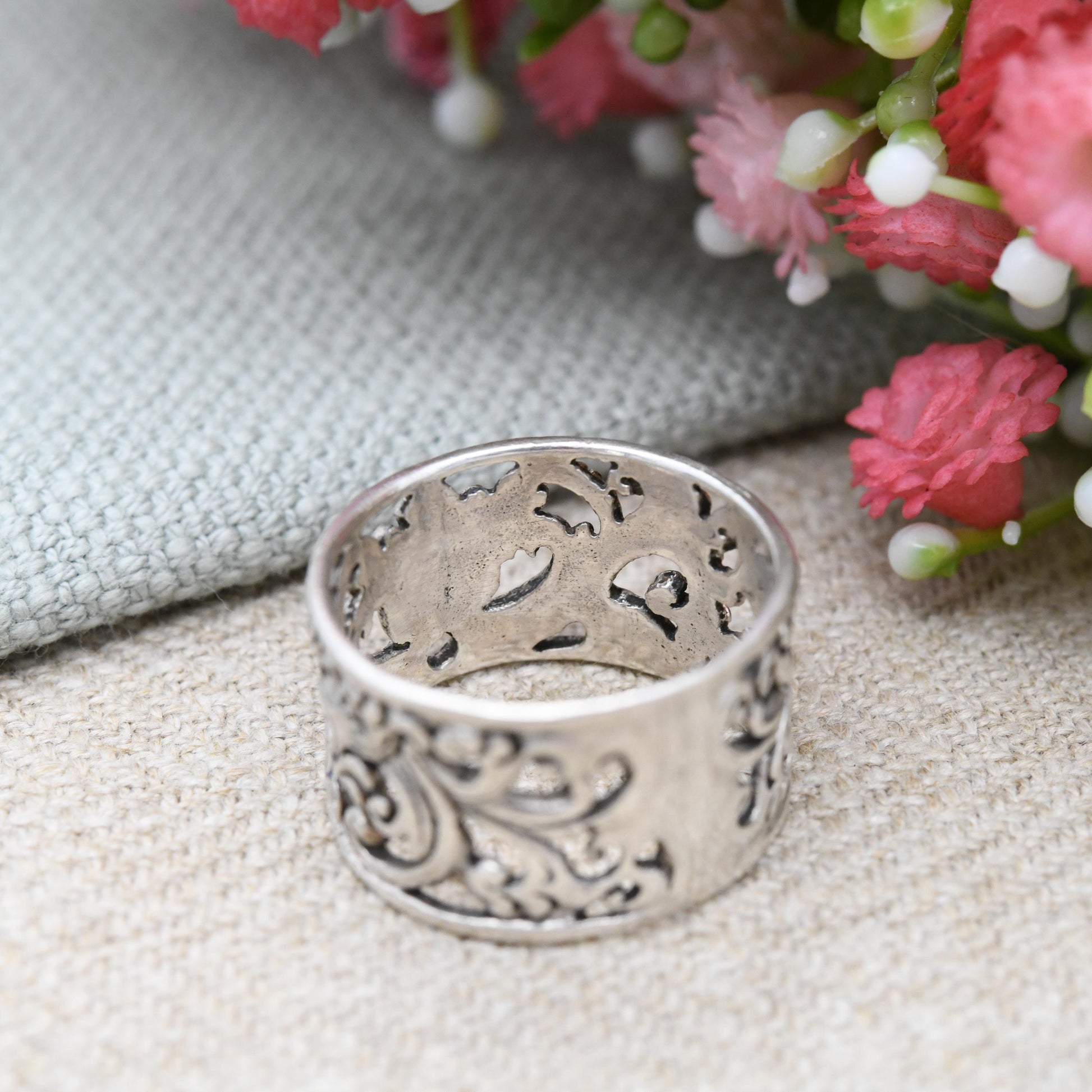 Vintage Sterling Silver Floral Openwork Scrolling Band Ring - Wide Band Flowers Leaves Design | UK Size - O | US Size - 7