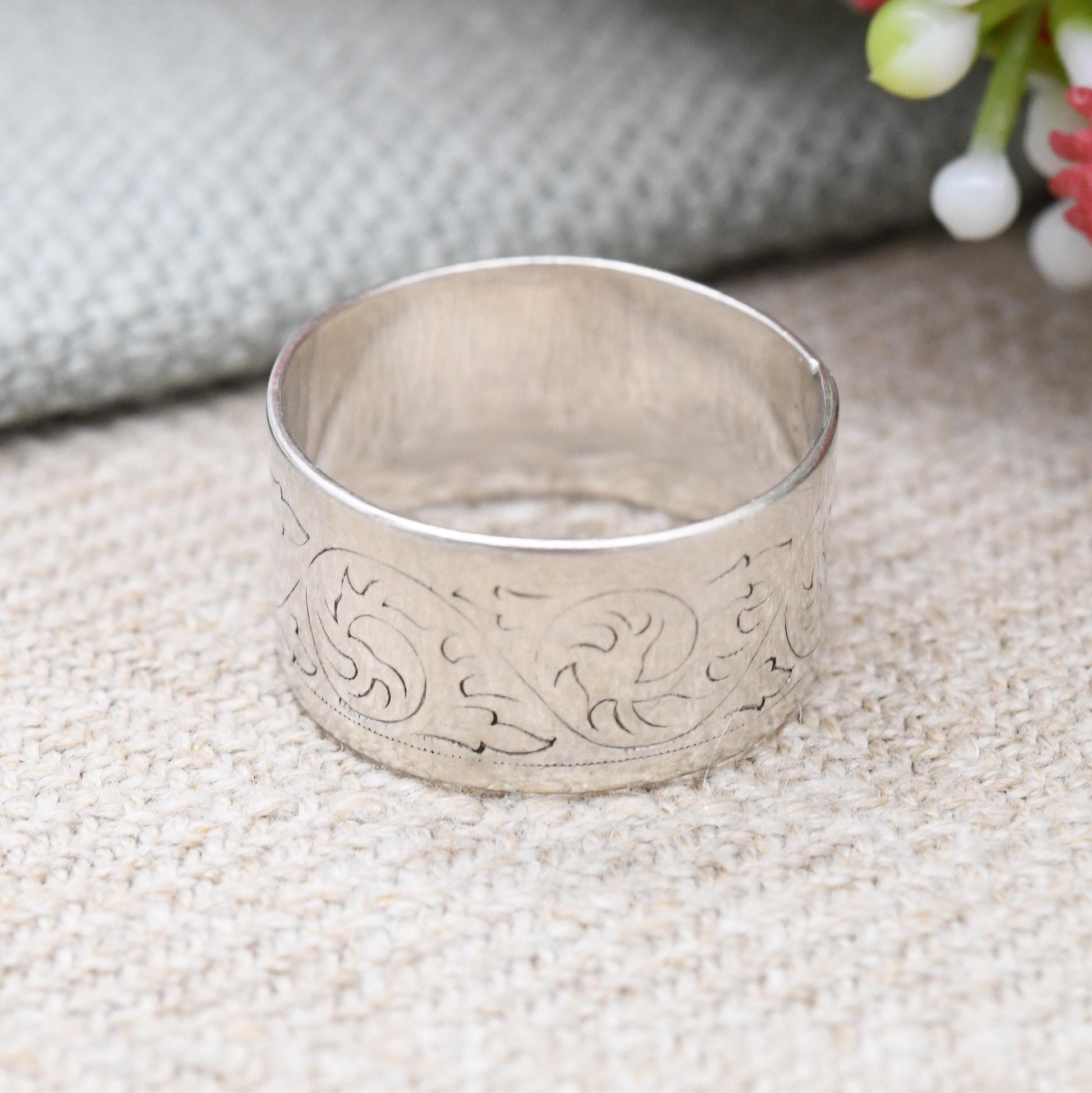 Vintage Sterling Silver Engraved Band Ring - Engraved Scrolling Pattern | Floral Leaf Unisex Wide Band | UK Size - M | US Size - 6