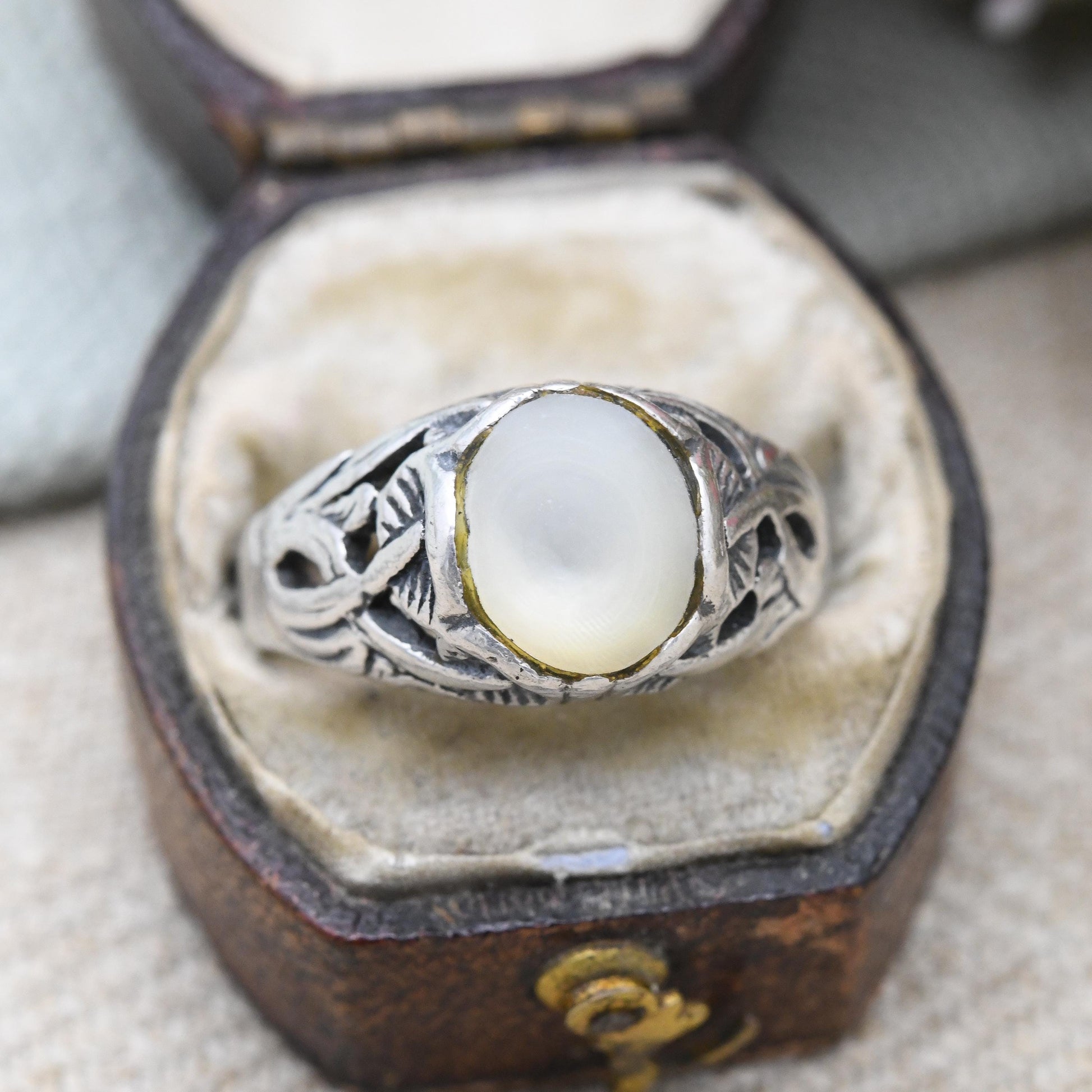 Vintage Sterling Silver Mother of Pearl Ring with Crossed Mushroom Leaf Design - Large Stone Cabochon | UK Size - O 1/2 | US Size - 7 1/2