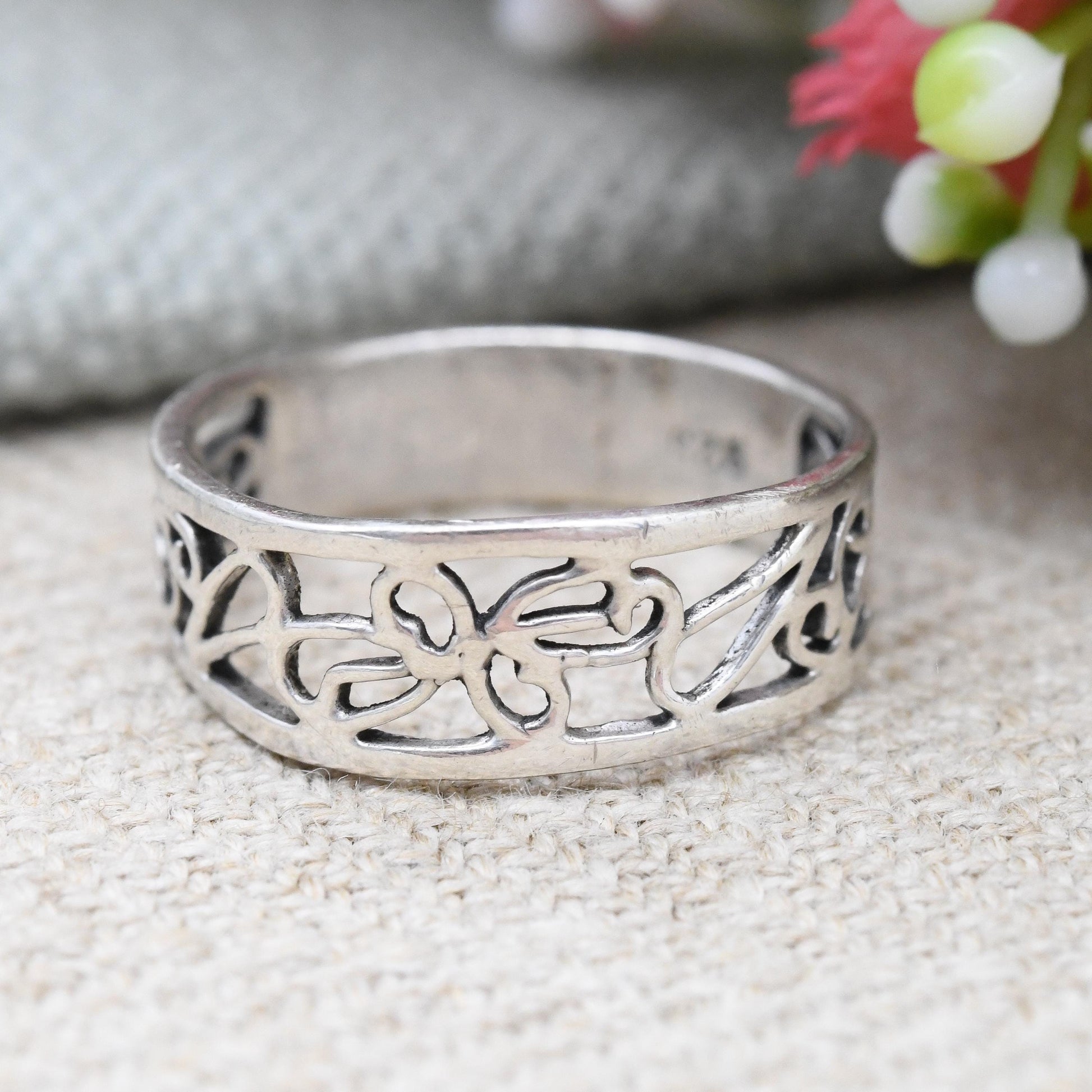 Sterling Silver Openwork Scrolling Band Ring - Pretty Floral Pattern Silver Jewellery with Cut Out Design | UK Size - L | US Size - 5 3/4