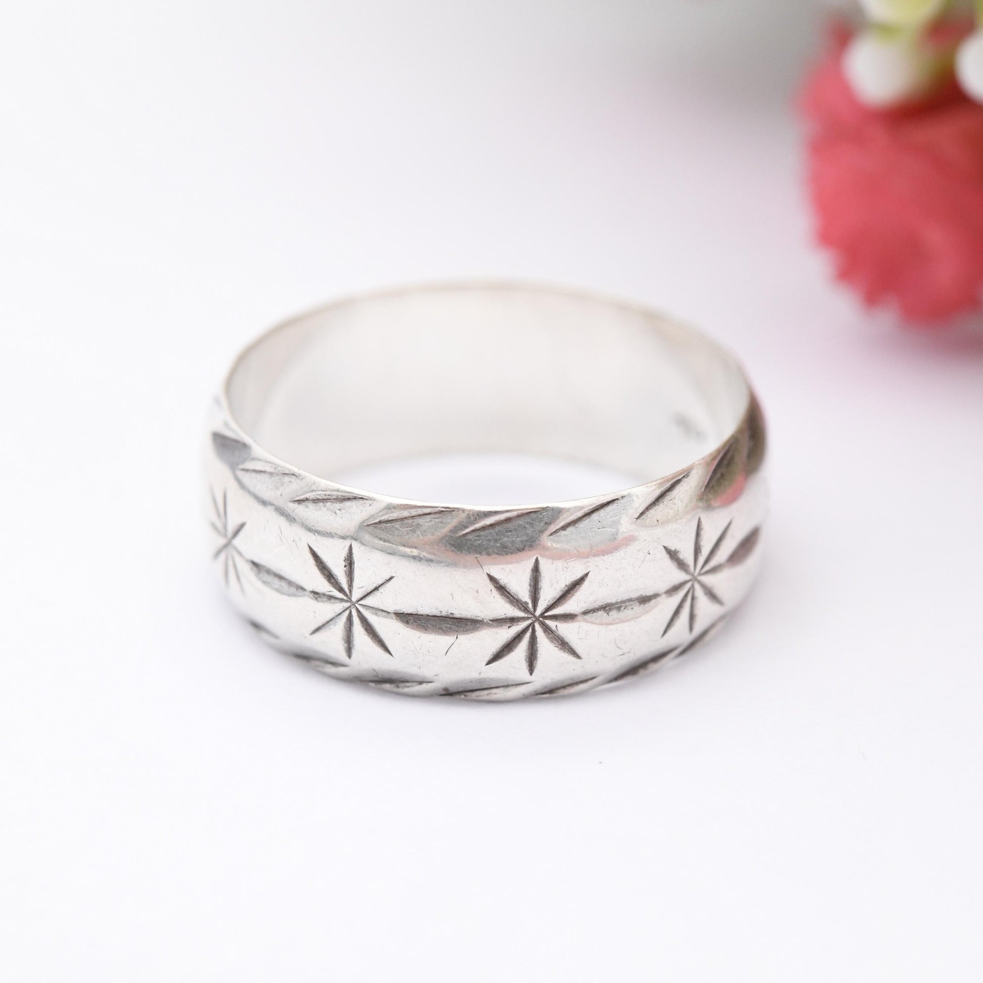 Vintage Sterling Silver Band Ring with Diamond Cut Star Design - Mid-Century Unisex Textured Silver | UK Size - R 1/2 | US Size - 8 3/4