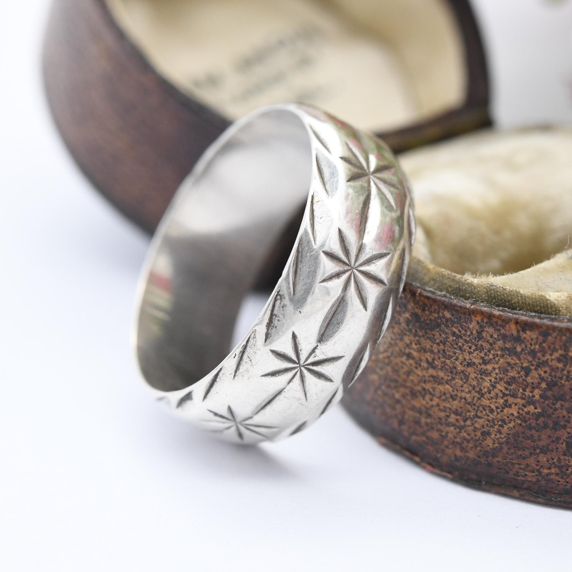 Vintage Sterling Silver Band Ring with Diamond Cut Star Design - Mid-Century Unisex Textured Silver | UK Size - R 1/2 | US Size - 8 3/4