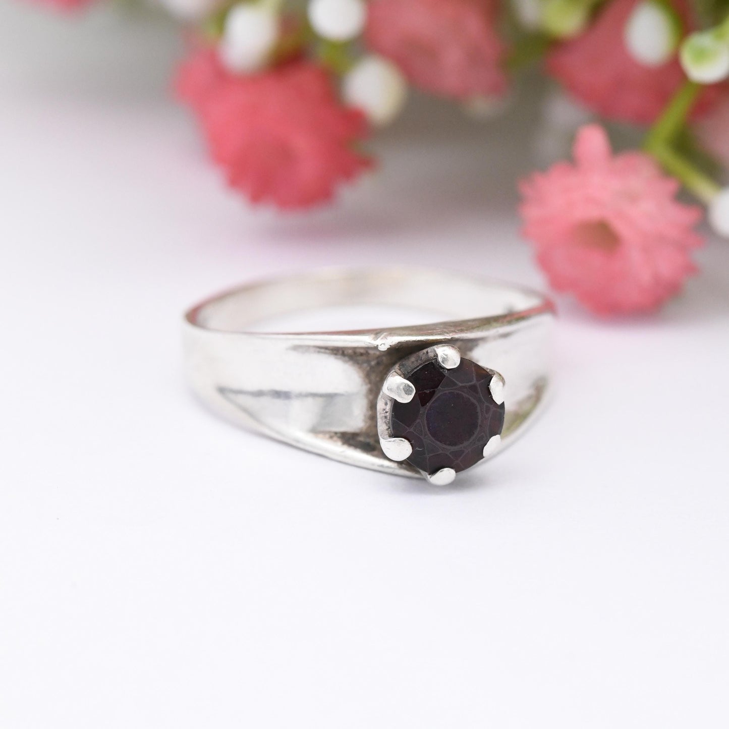 Vintage Sterling Silver Garnet Solitaire Ring 1975 - Chunky Mid-Century Gemstone Jewellery | UK Size - R | US Size - 8 1/2