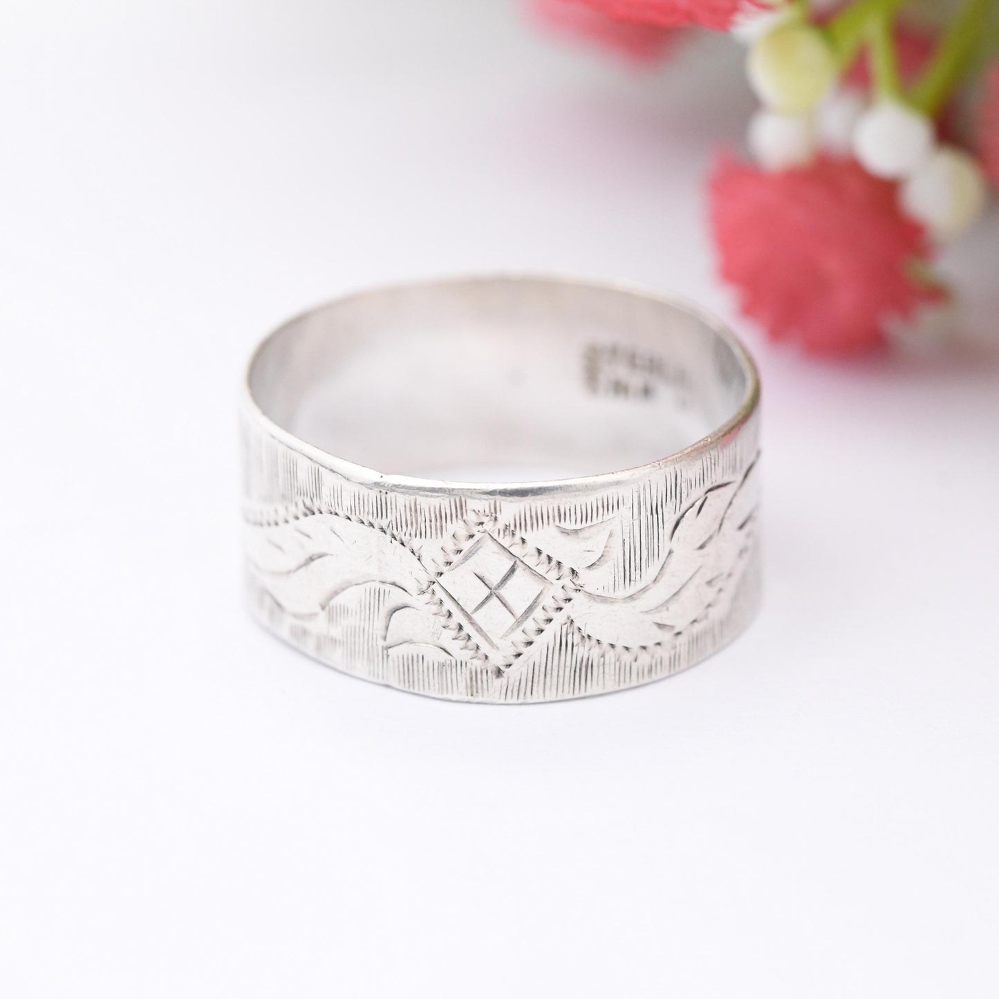 Vintage Siam Sterling Silver Band Ring with Engraved Winged Diamond - Unisex Textured Silver Wide Band | UK Size - S | US Size - 9