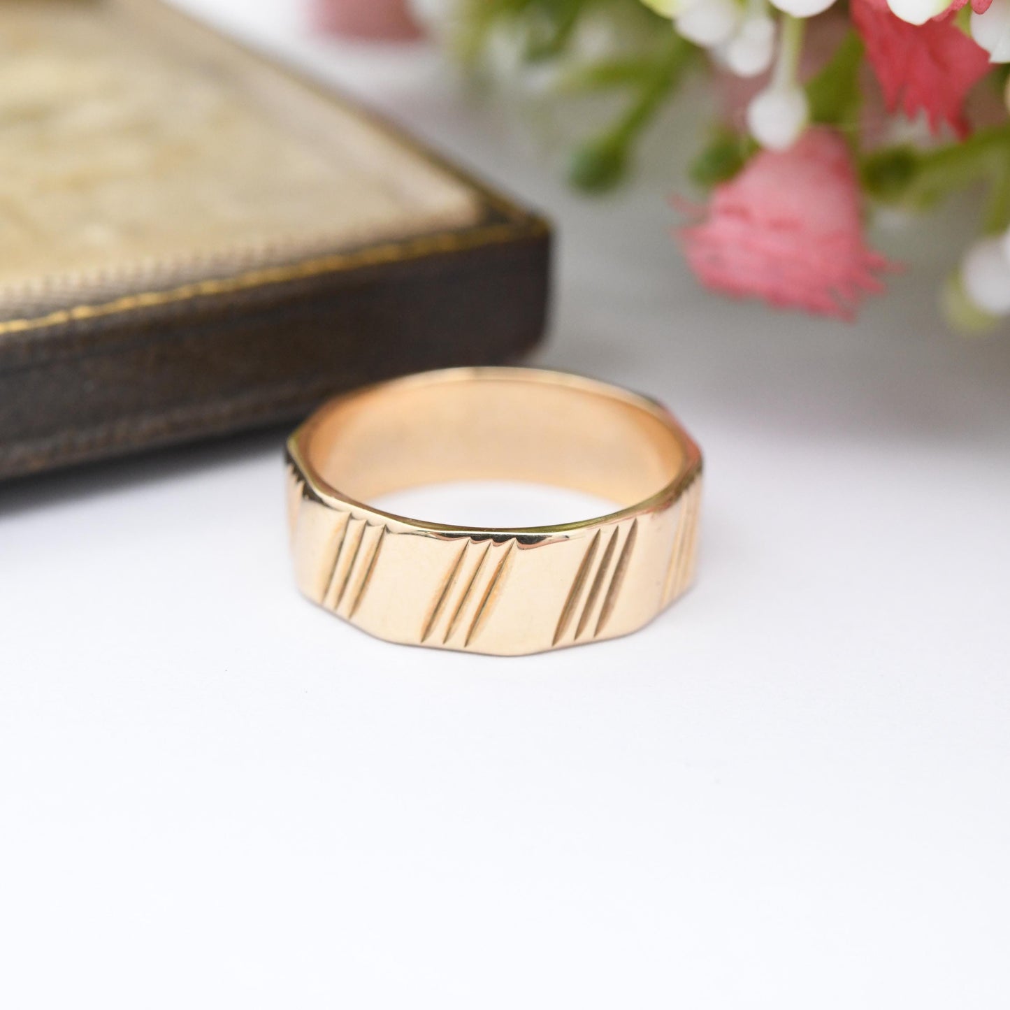 Vintage 9ct Gold Band Ring Textured Line Pattern 1973 - Unisex Minimalist Mid-Century | Pretty Wedding Band | UK Size - L | US Size - 5 1/4