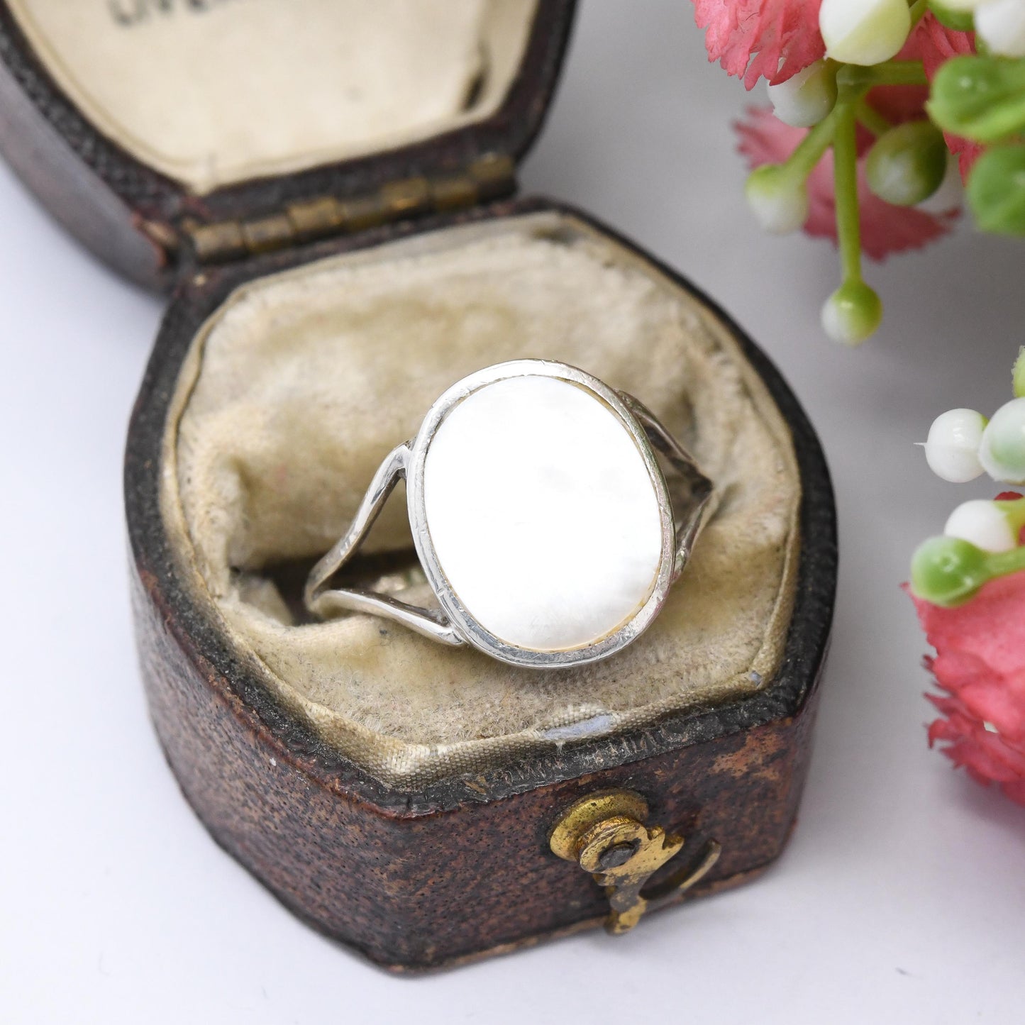 Vintage Sterling Silver Mother of Pearl Ring - Large Oval Circle White Stone Ring | UK Size - L | US Size - 5 3/4