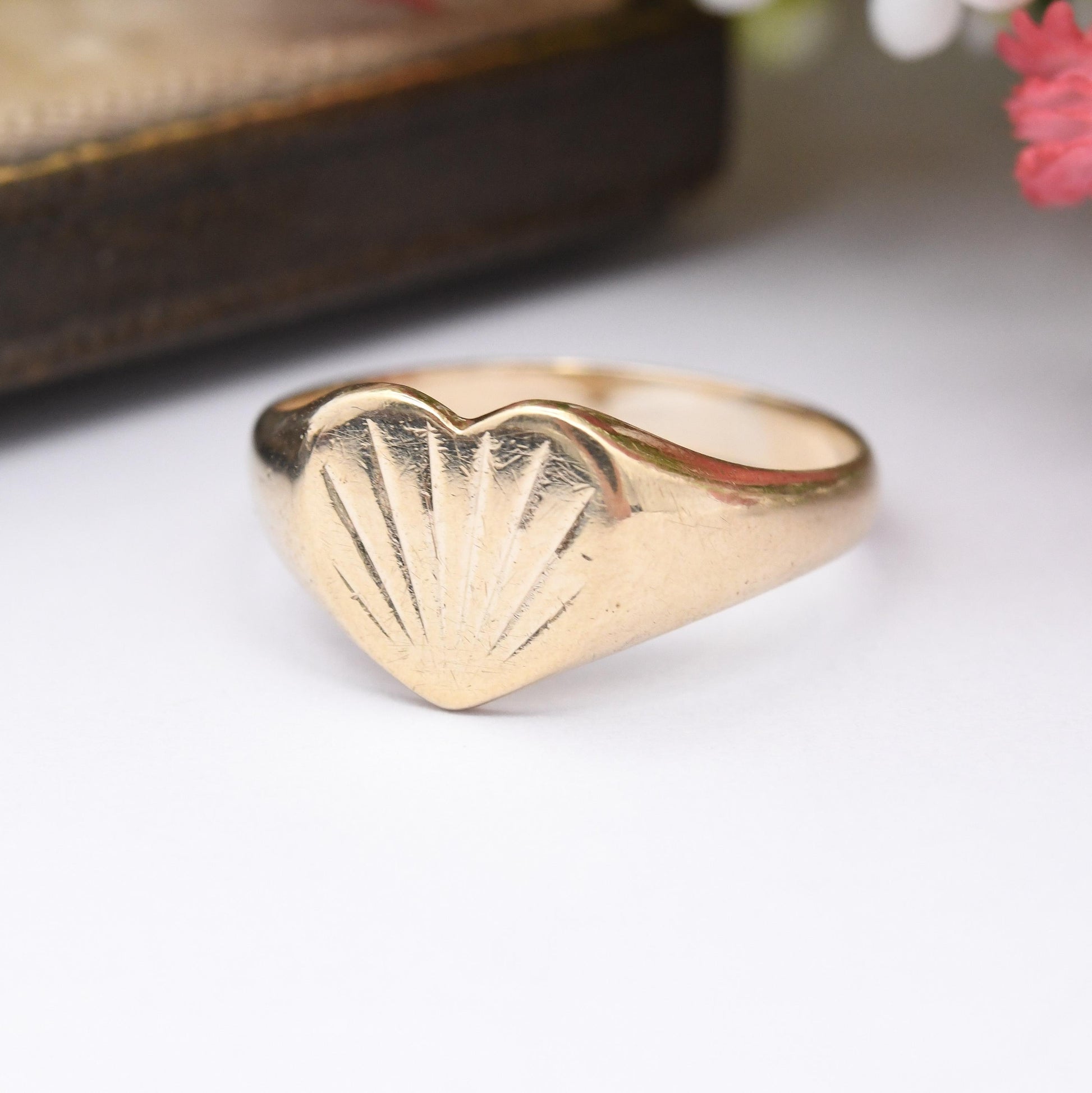 Vintage 9ct Gold Heart Signet Ring 1976 - Diamond Cut Pattern | Solid Gold Jewellery Unisex Gift for Her | UK Size - O 1/2 | US Size - 7 1/4