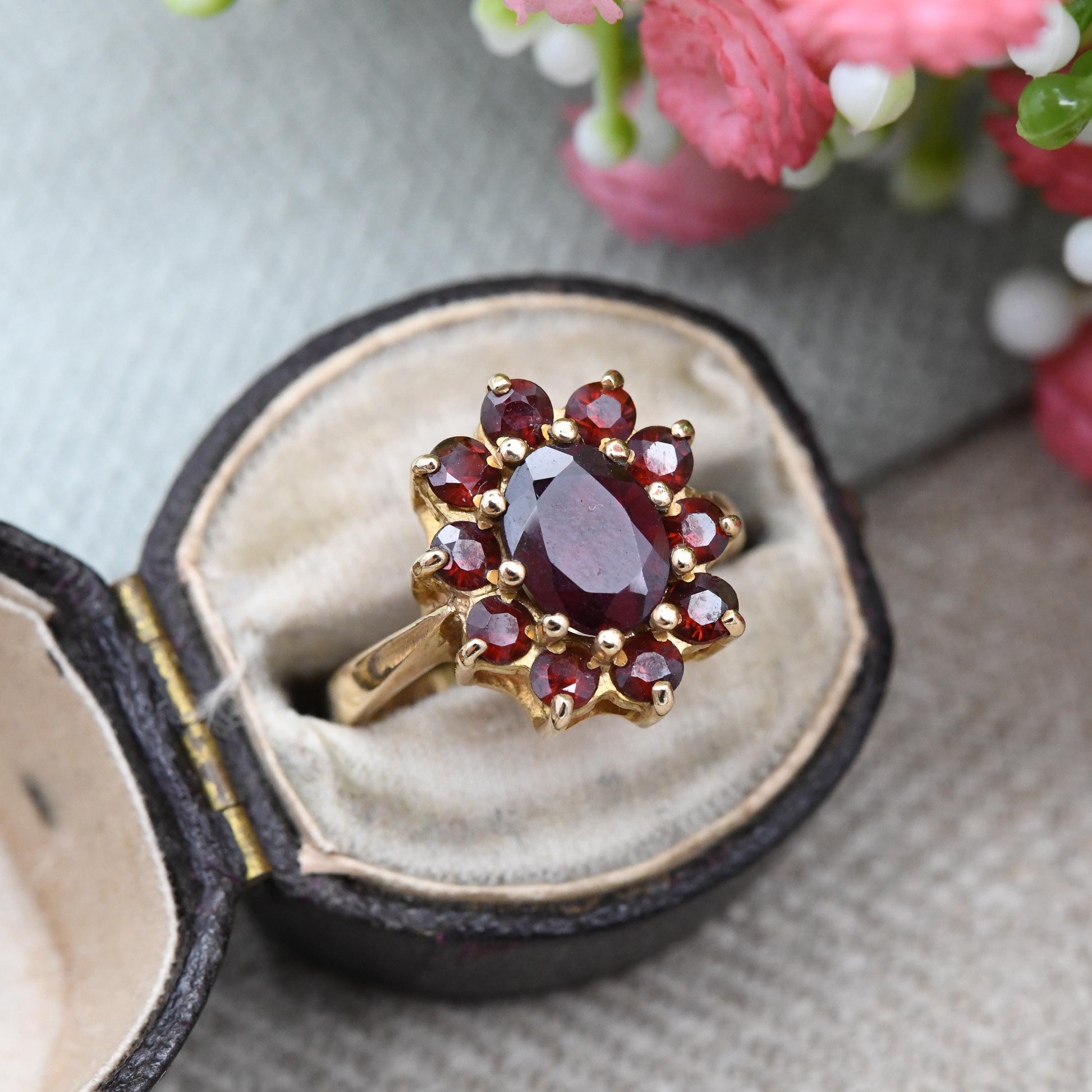 Vintage 9ct Gold Garnet Flower Ring 1972 - Chunky Solid Gold | Mid-Century Gemstone Cocktail Jewellery | UK Size - M 1/2 | US Size - 6 1/2