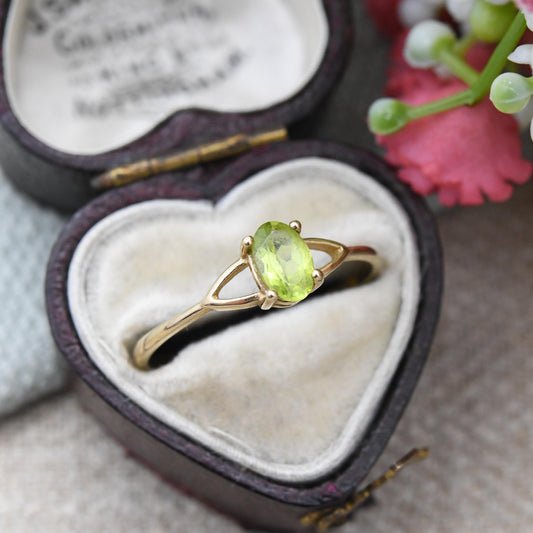 Vintage 9ct Gold Peridot Ring - Light Green Oval Stone Solitaire | Pretty Delicate Minimalist Ring | UK Size - P | US Size - 7 3/4