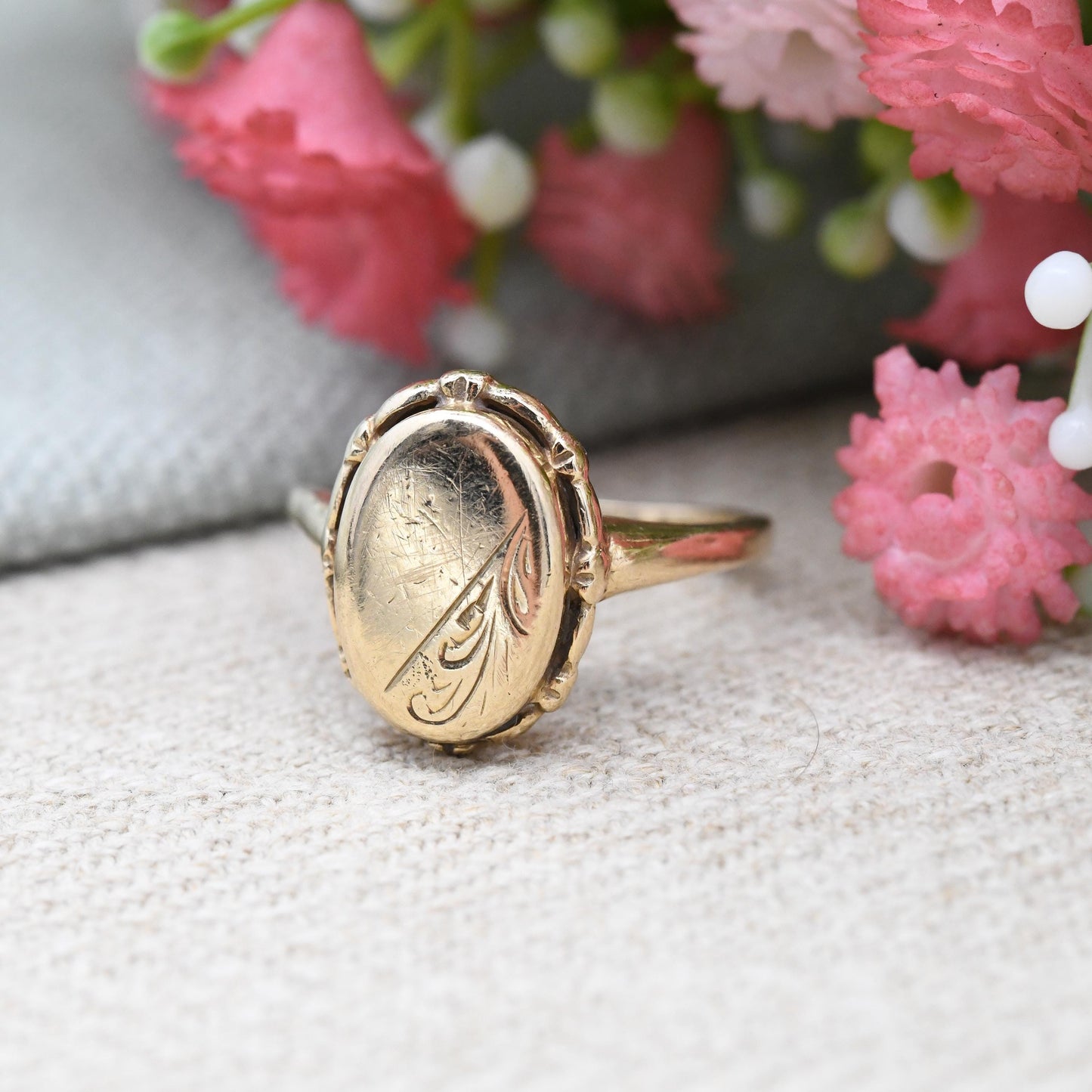 Vintage 9ct Gold Signet Ring 1975 Oval Locket Shape - Solid Gold Ring Jewellery Gift for Her | UK Size - N 1/2 | US Size - 7