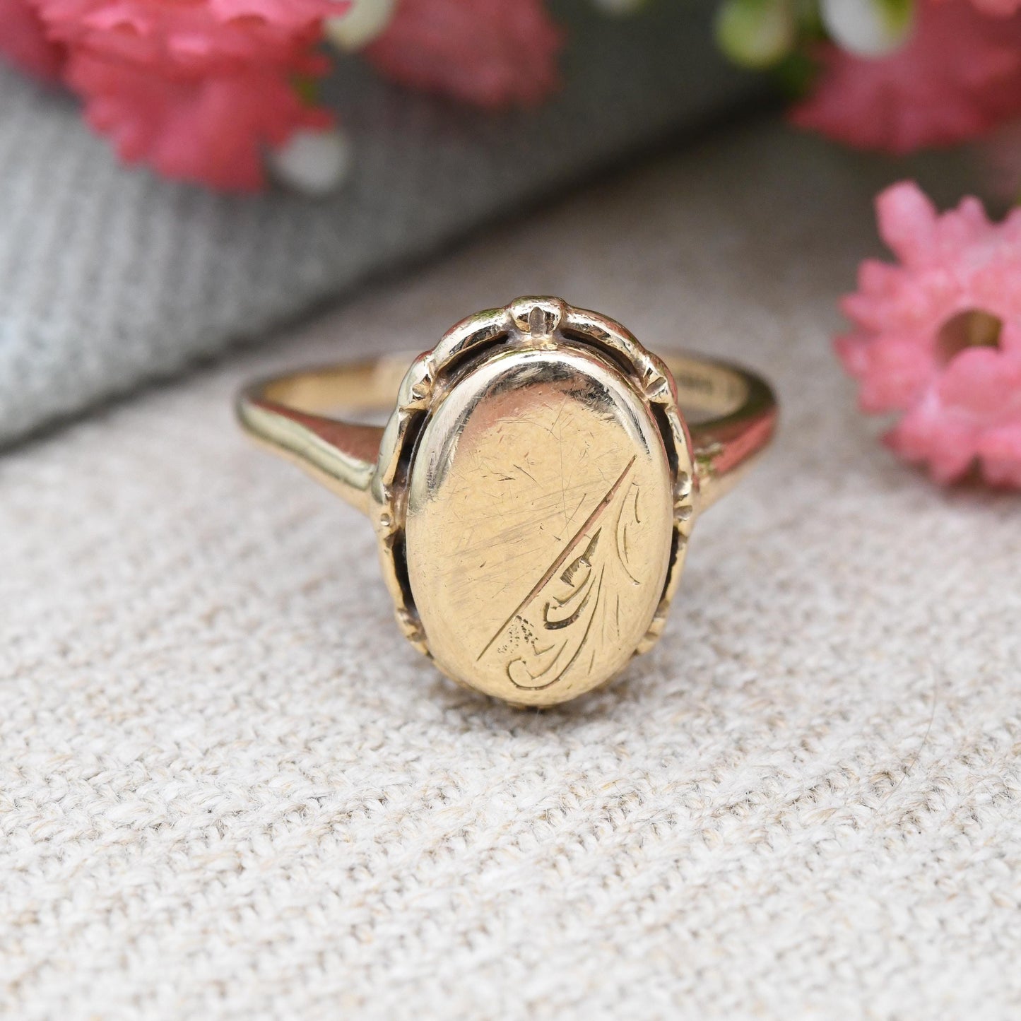 Vintage 9ct Gold Signet Ring 1975 Oval Locket Shape - Solid Gold Ring Jewellery Gift for Her | UK Size - N 1/2 | US Size - 7