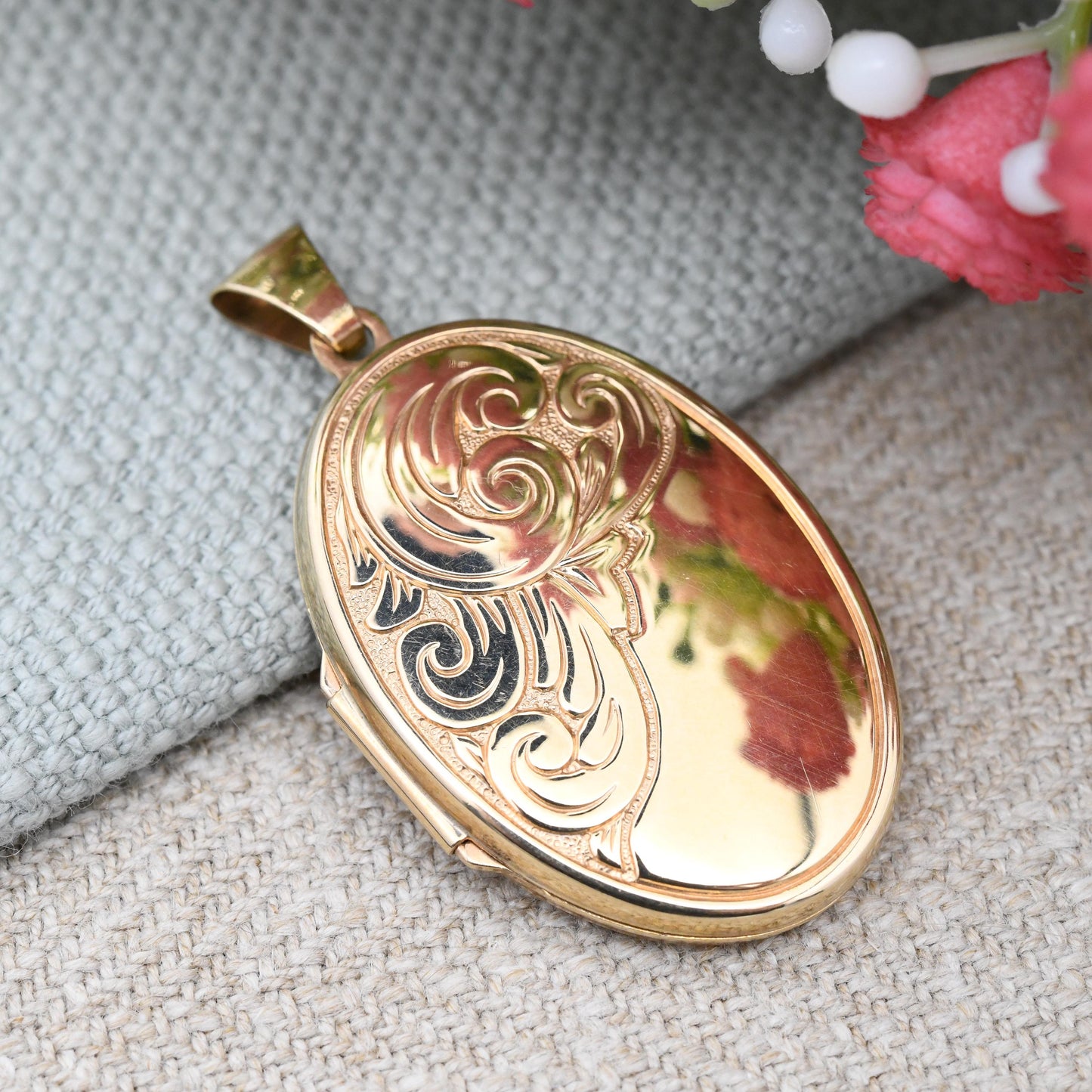 Vintage 9ct Gold Locket Pendant with Scrolling Feather Leaf Design - Large Locket Necklace | Sentimental Gift for Her