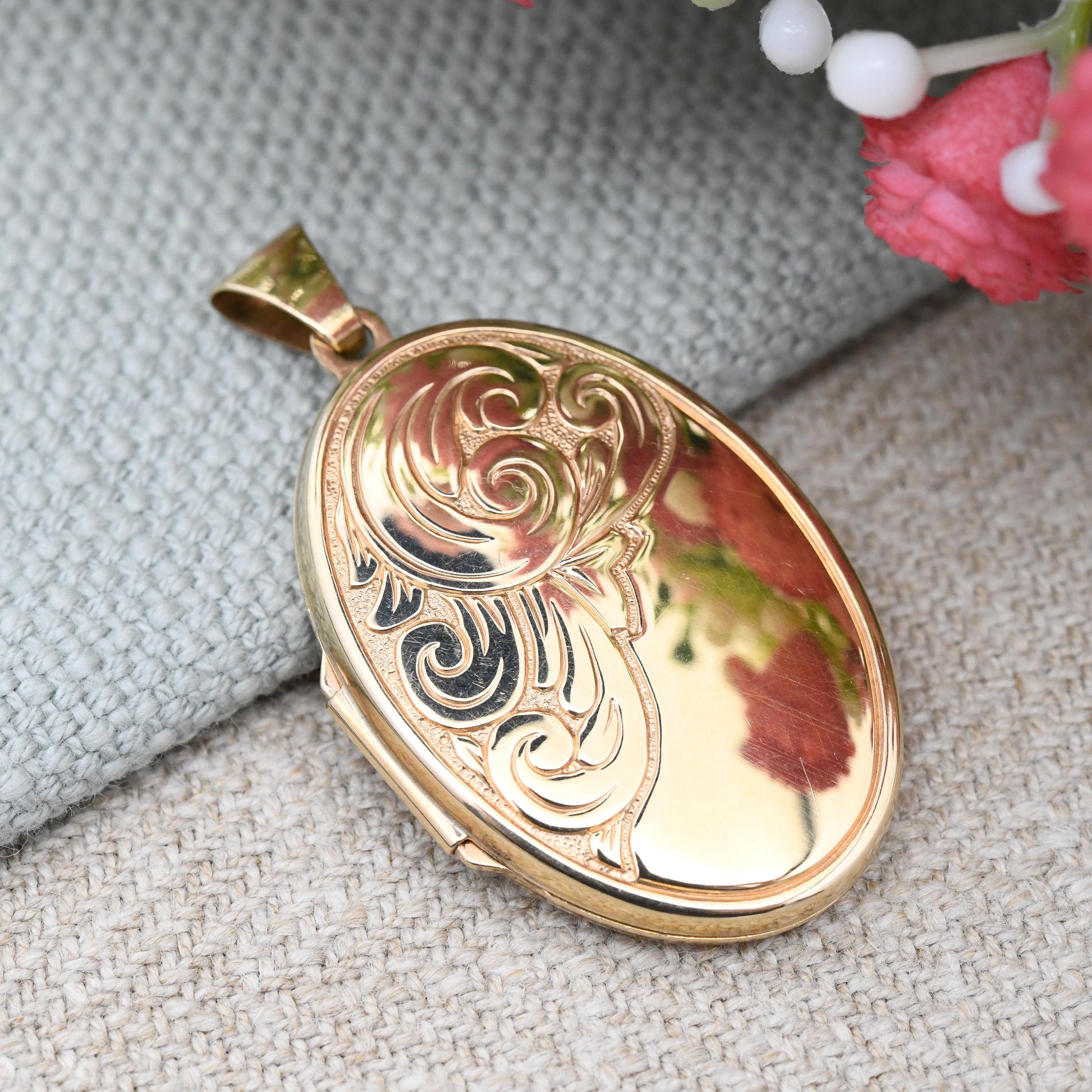 Vintage 9ct Gold Locket Pendant with Scrolling Feather Leaf Design - Large Locket Necklace | Sentimental Gift for Her