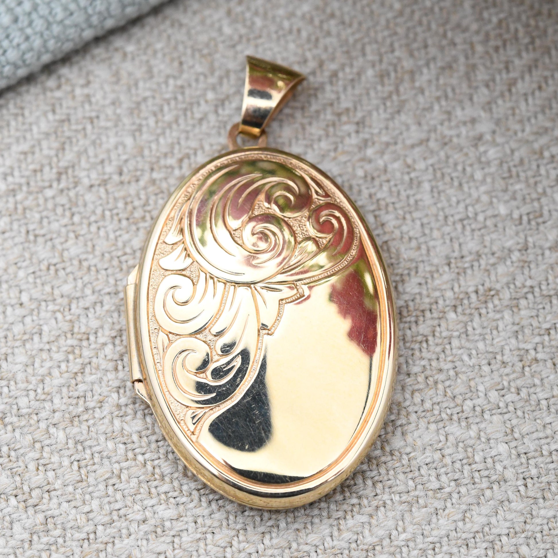 Vintage 9ct Gold Locket Pendant with Scrolling Feather Leaf Design - Large Locket Necklace | Sentimental Gift for Her