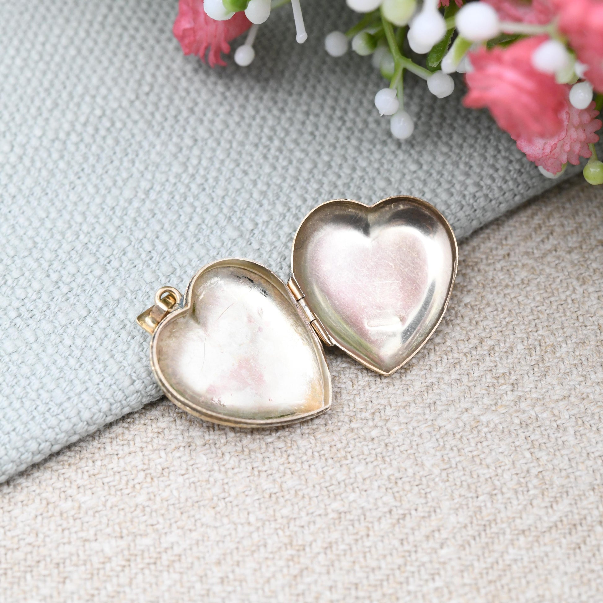 Vintage 9ct Gold Heart Locket Pendant with Engraved Flower Design 1979 - Love Heart Locket Charm Pendant | Jewellery Gift for Her