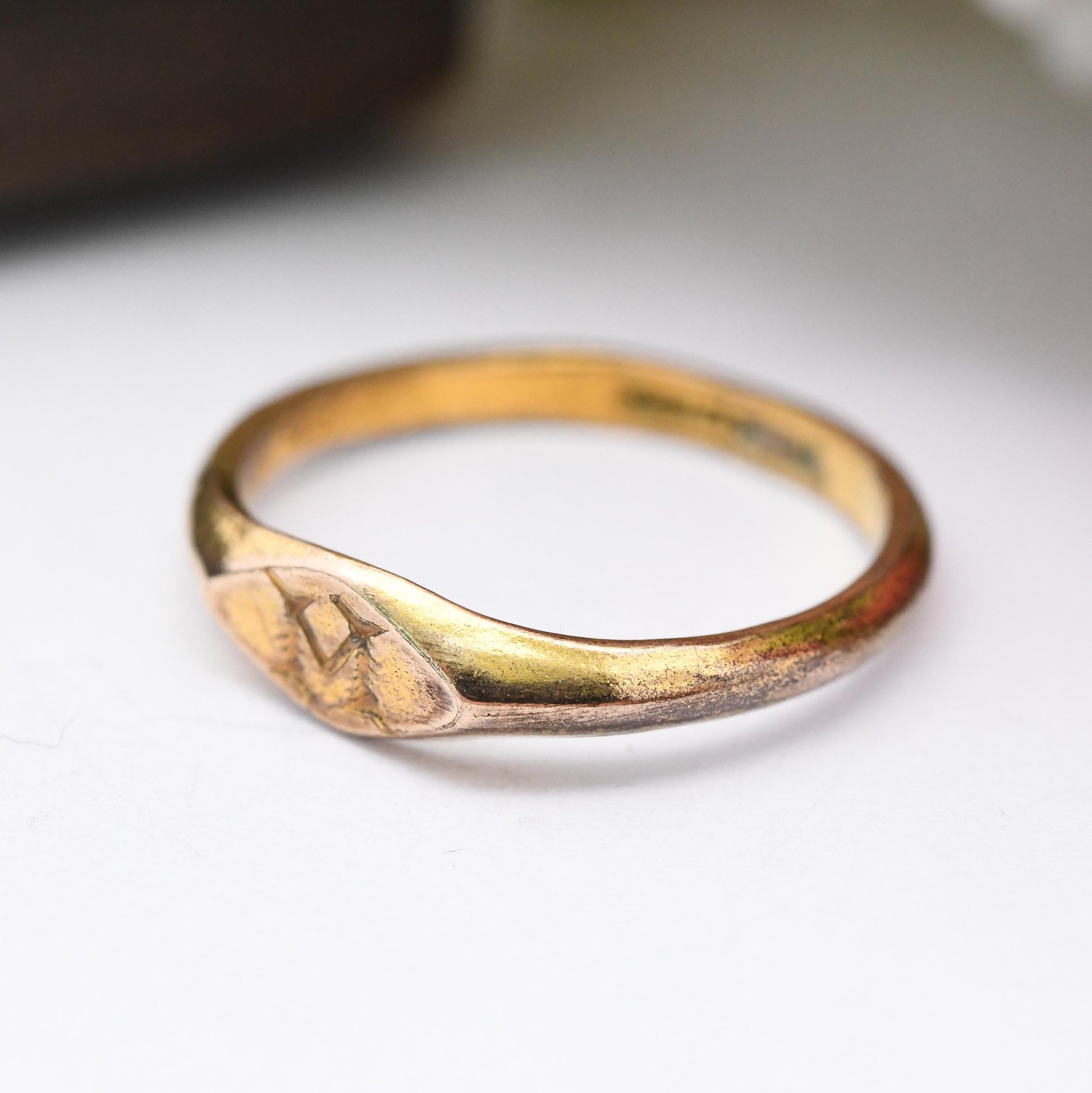 Vintage Gold Shell Signet Ring Engraved Letter M - Small Initial Pinkie Ring | True Vintage Gift c. 1950s | UK Size - H | US Size - 3 3/4