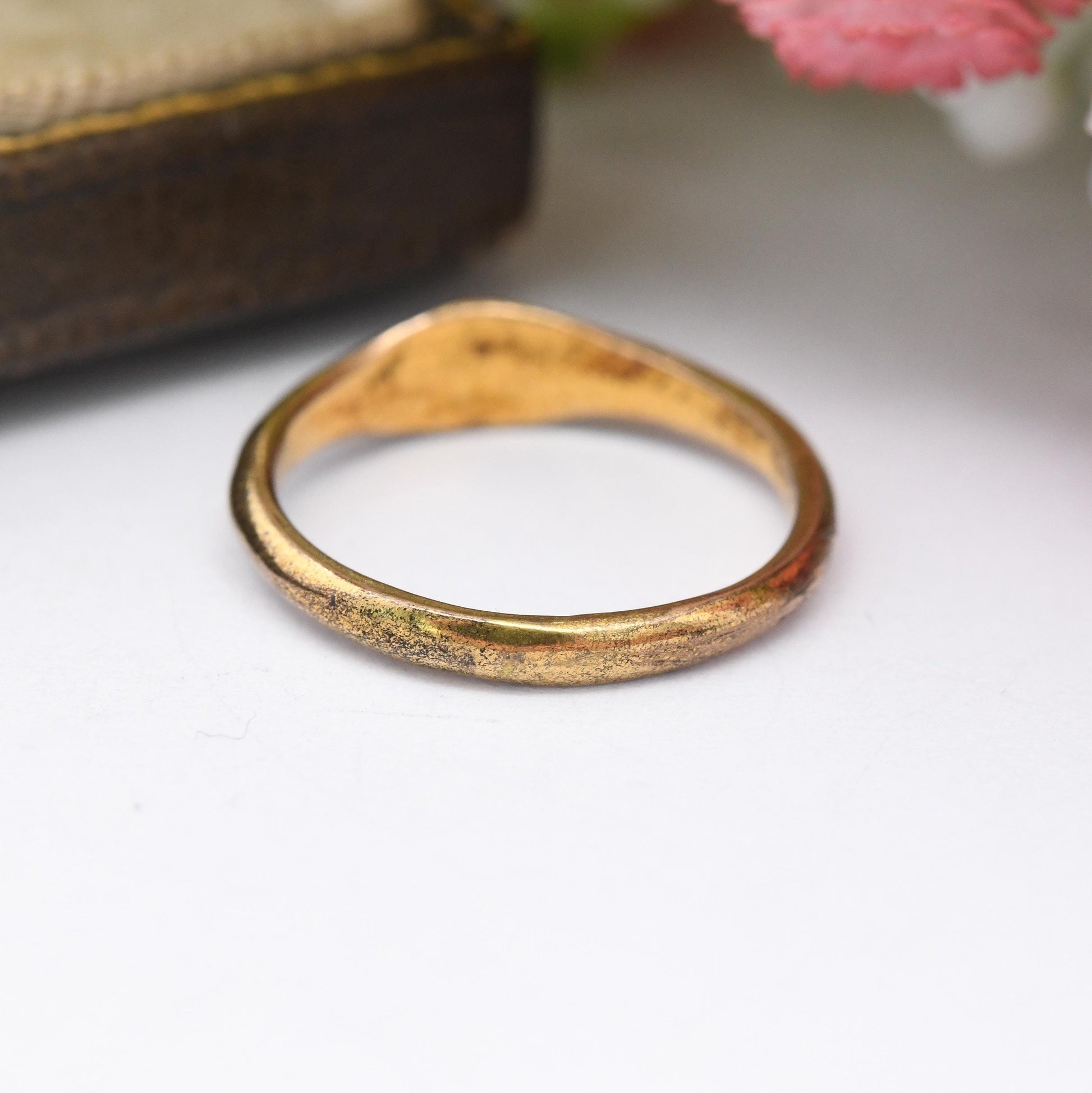 Vintage Gold Shell Signet Ring Engraved Letter M - Small Initial Pinkie Ring | True Vintage Gift c. 1950s | UK Size - H | US Size - 3 3/4