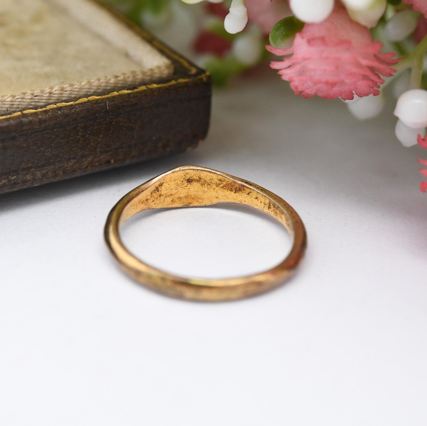 Vintage Gold Shell Signet Ring Engraved Letter M - Small Initial Pinkie Ring | True Vintage Gift c. 1950s | UK Size - H | US Size - 3 3/4