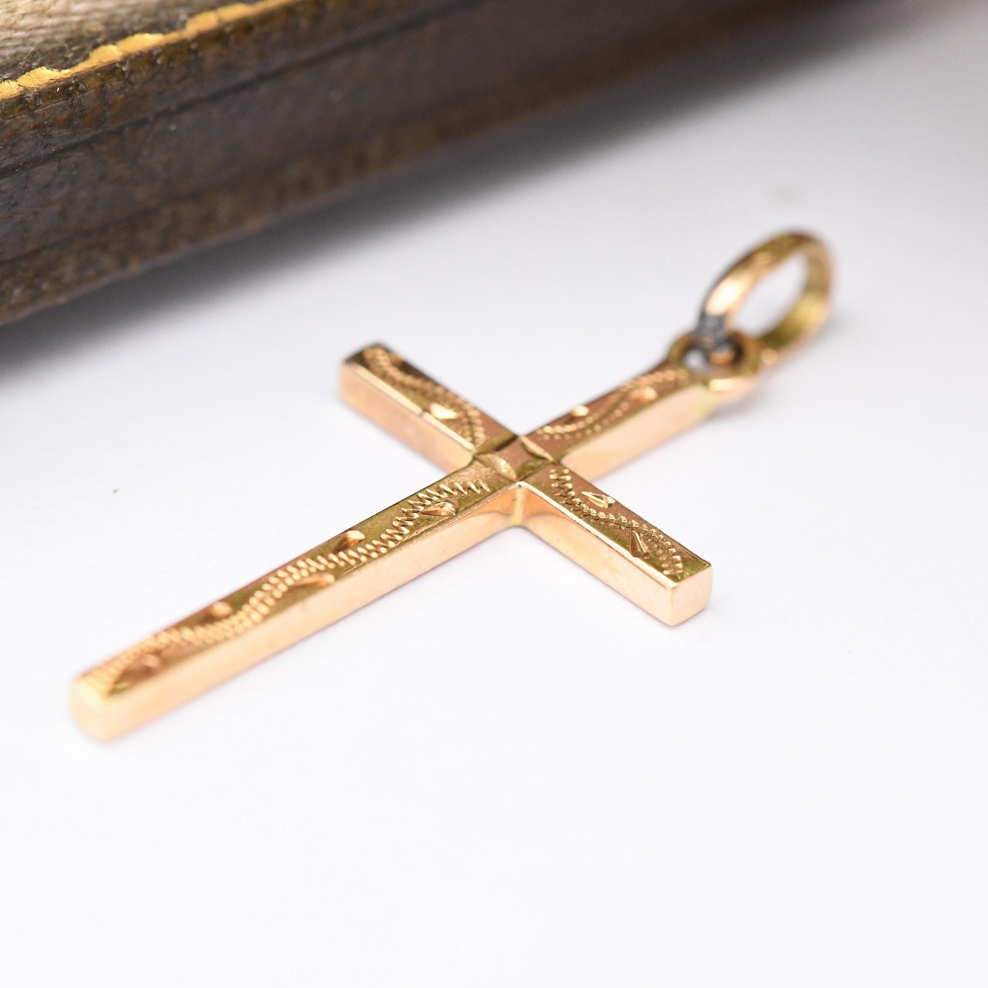 Vintage 18ct Gold Cross Pendant with Engraved Pattern - Mid-Century Solid Gold Christian Jewellery Gift | Religious Charm