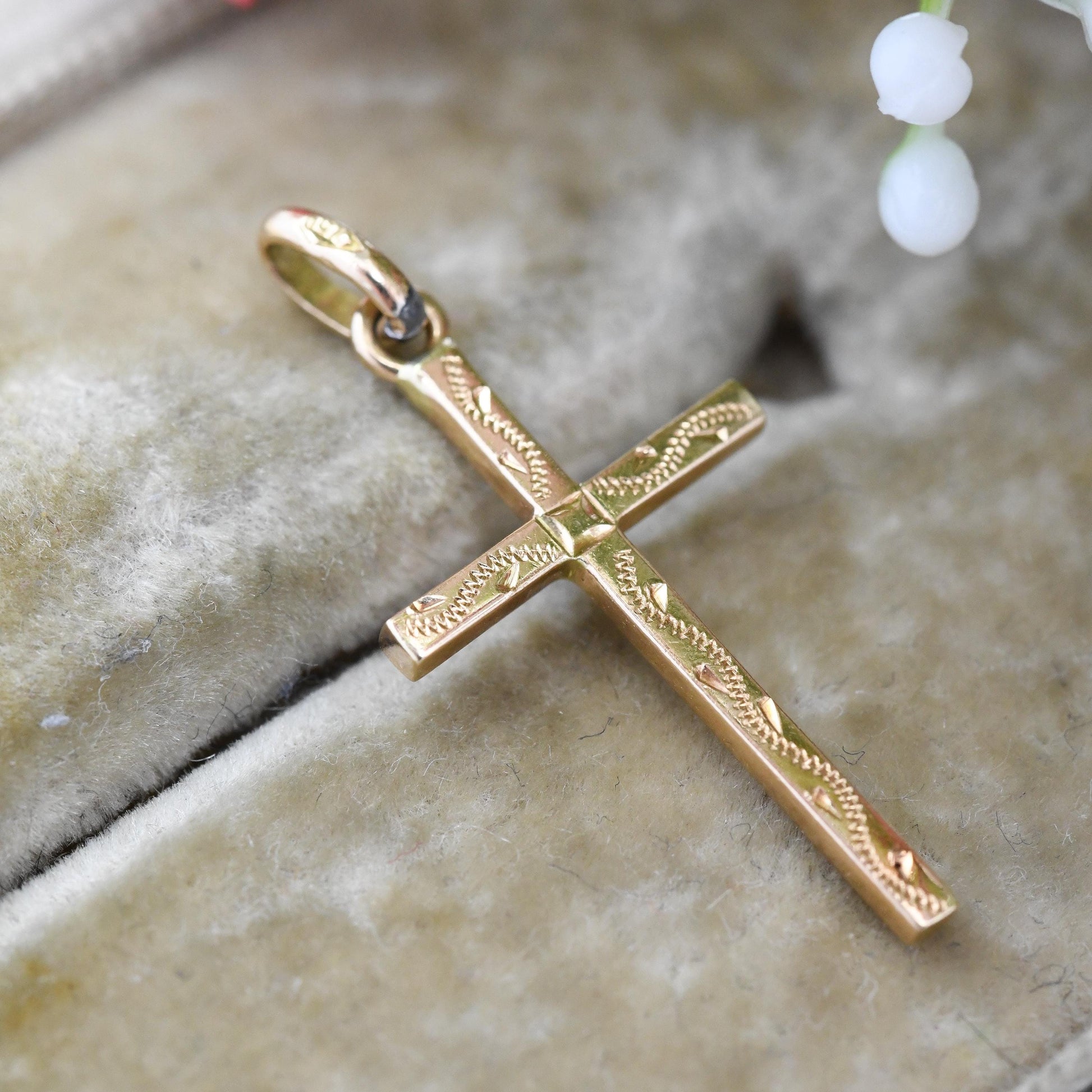 Vintage 18ct Gold Cross Pendant with Engraved Pattern - Mid-Century Solid Gold Christian Jewellery Gift | Religious Charm