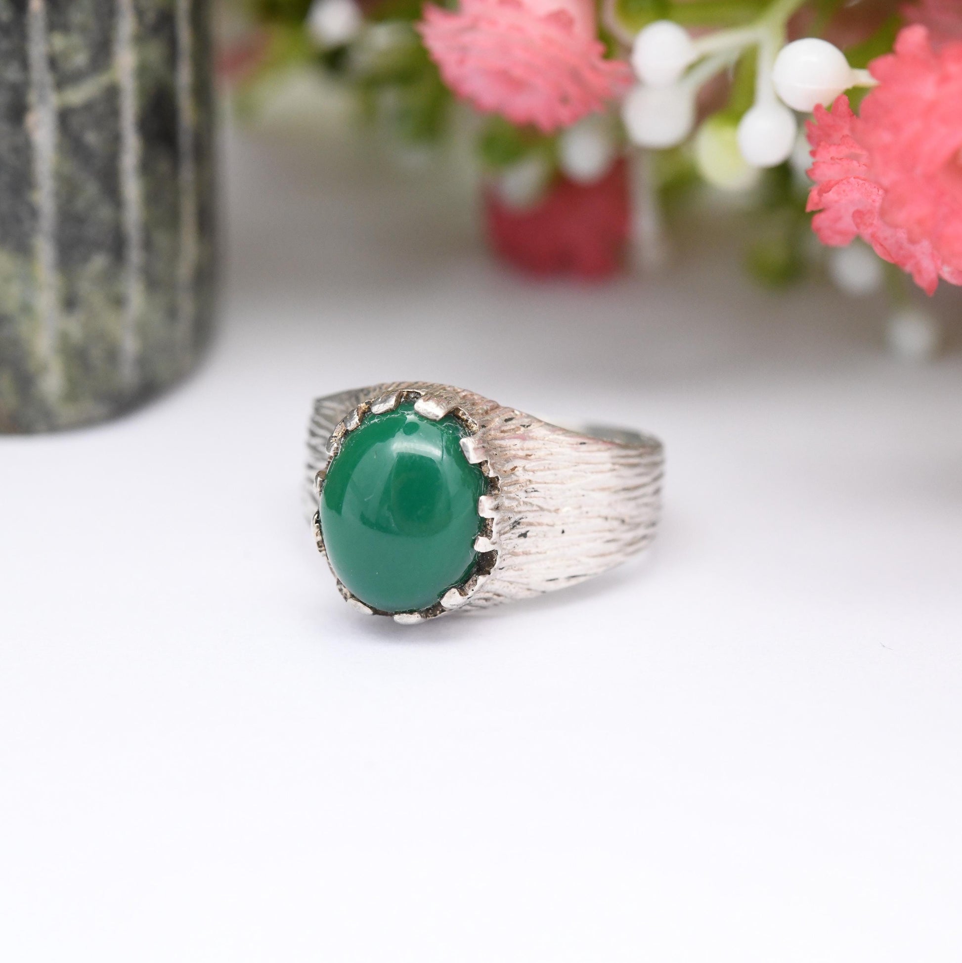 Vintage Sterling Silver Chrysoprase Ring 1975 - Mid-Century Modern Textured Bark Oval Cabochon Green Gemstone | UK Size - J 1/2 US Size - 5