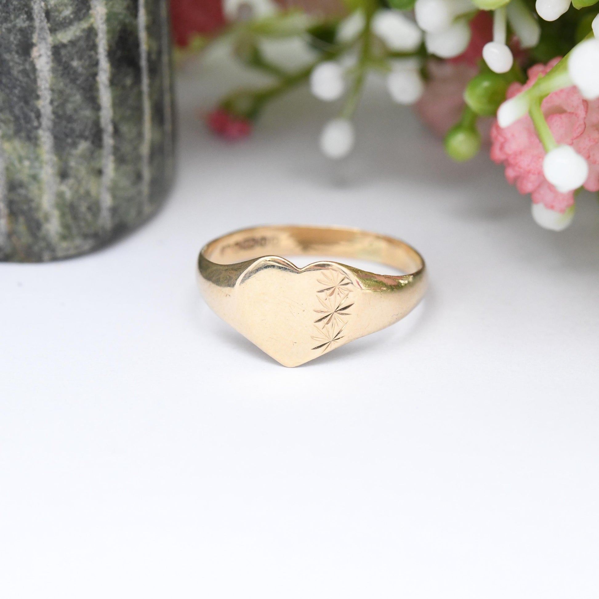 Vintage 9ct Gold Heart Signet Ring 1978 - Diamond Cut Star Pattern Solid Gold Jewellery Unisex Everyday Gold | UK Size M 1/2 | US Size 6 1/2