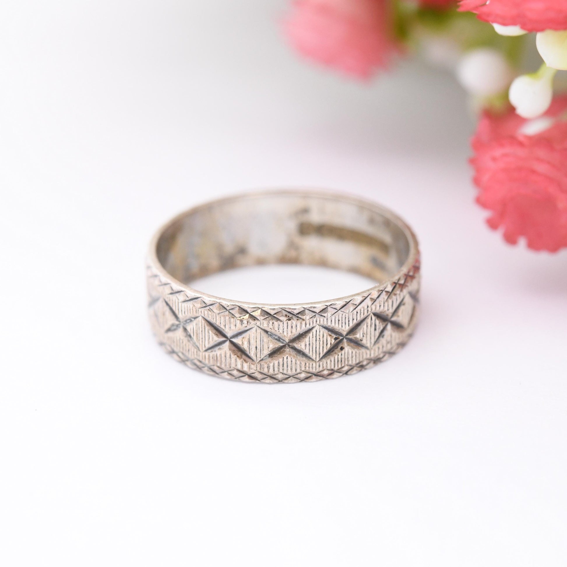 Vintage Sterling Silver Band Ring with Diamond Cut Star Design 1976 P&R Bushell - Textured Silver Band X | UK Size - M 1/2 | US Size - 6 1/2